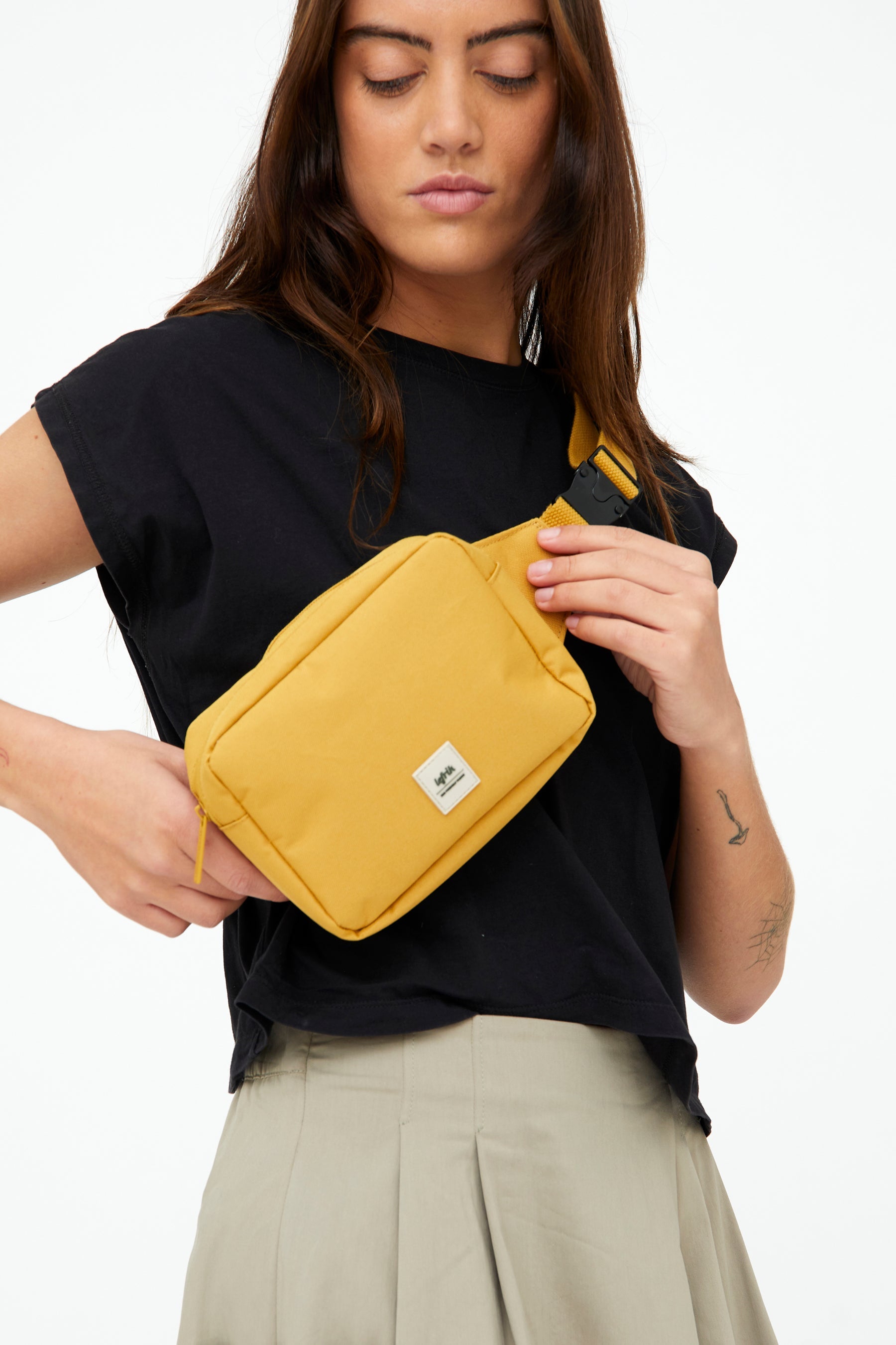 Gelbe Bauchtasche Reef Crossbody aus recyceltem PET von Lefrik