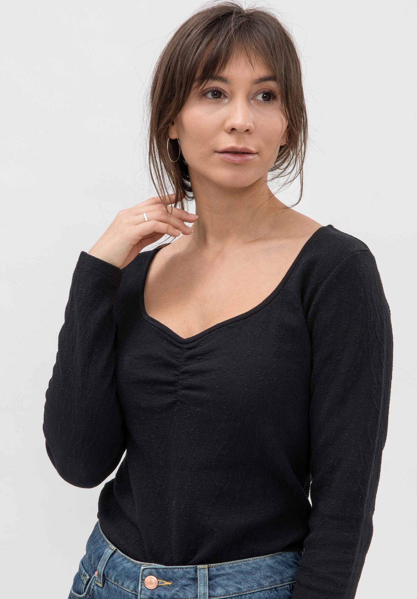 Longsleeve-Shirt SKAIDI mit Raffung in schwarz von LOVJOI aus Bio-Baumwolle