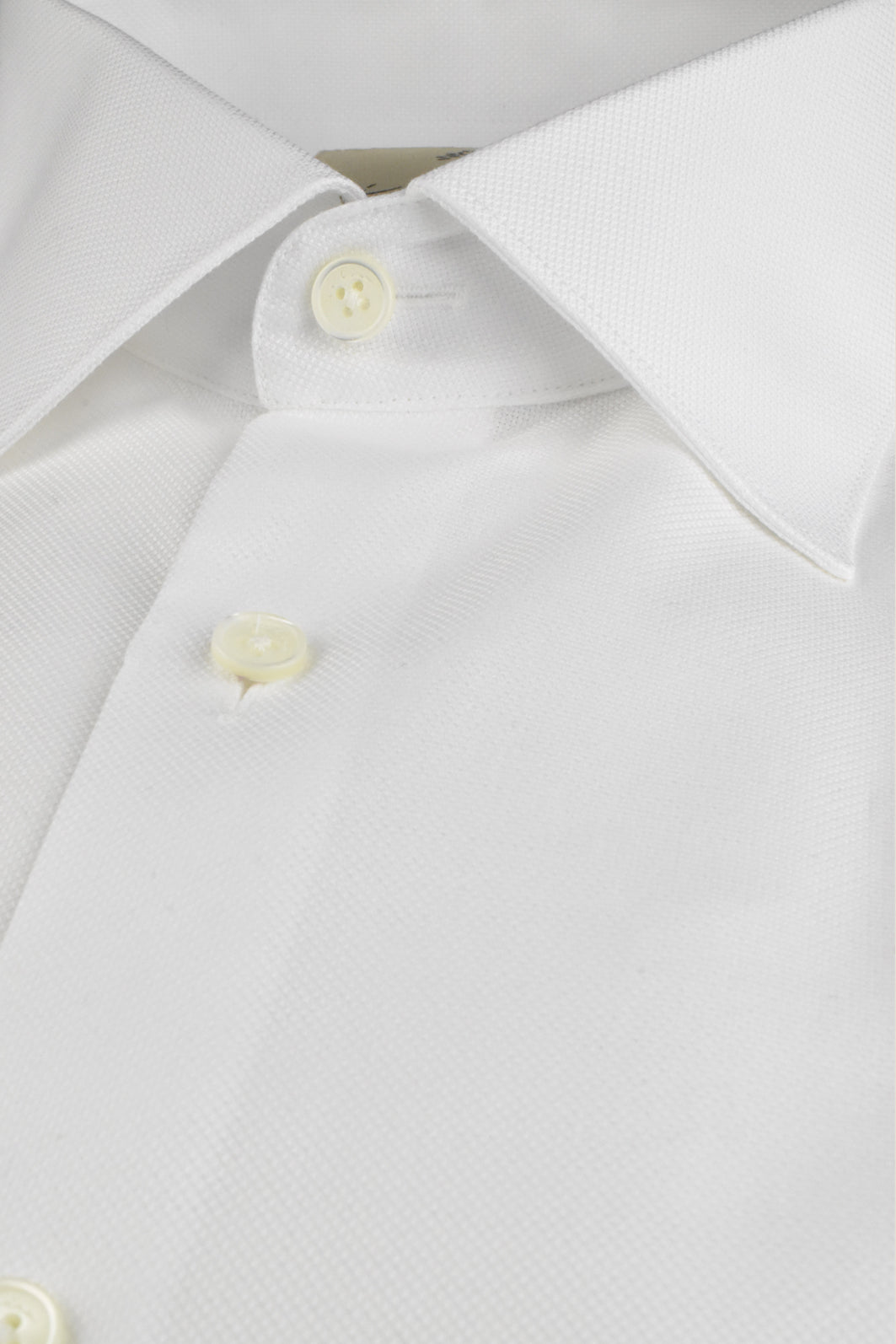 Weisses, leicht strukturiertes Business - Hemd aus Bio - Baumwolle mit klassischem Haifischkragen - Made to order
