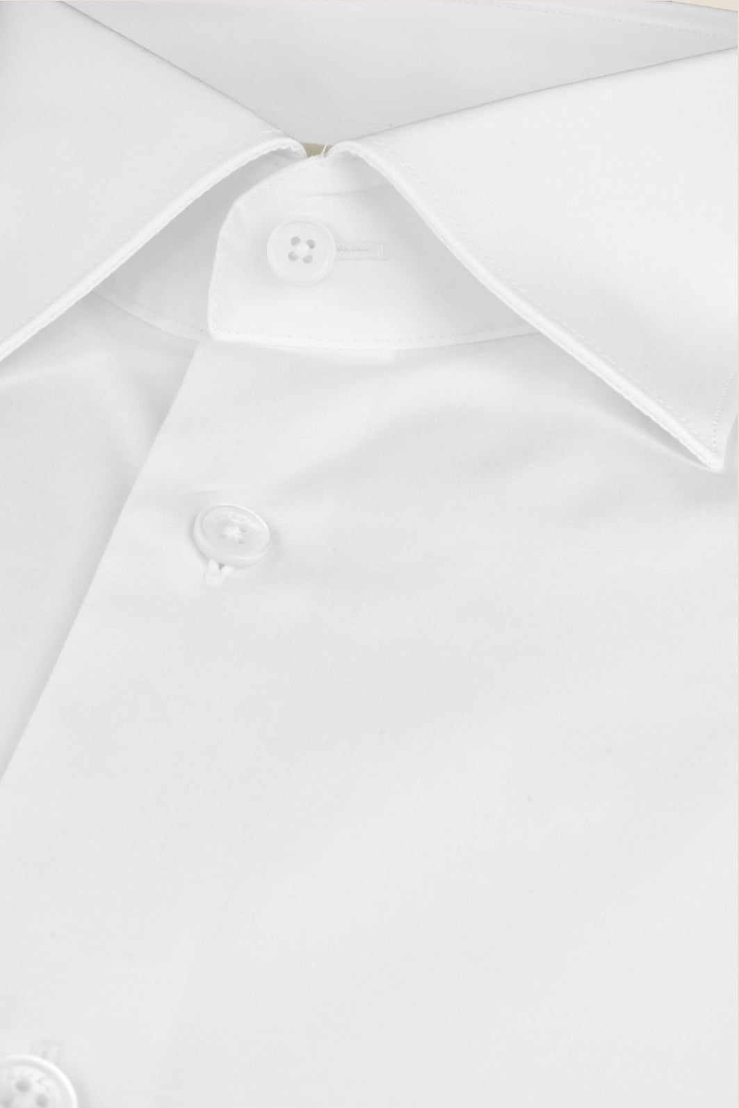 Weisses Hemd aus Bio - Baumwolle mit klassischem Haifischkragen, lässigem Schnitt und 2% Elastan - Made to order