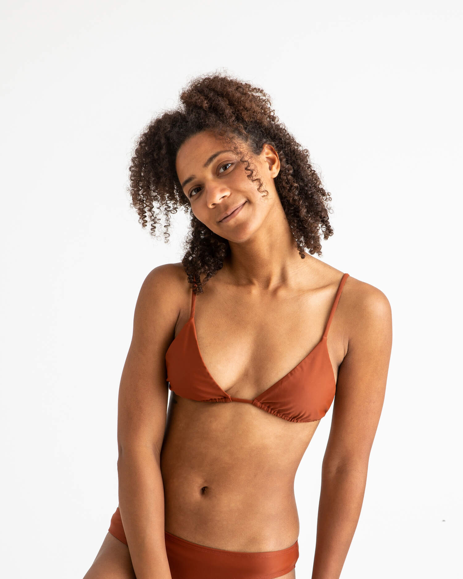 Rot-braunes Triangle Bikini Top aus recyceltem Polyamid von Matona