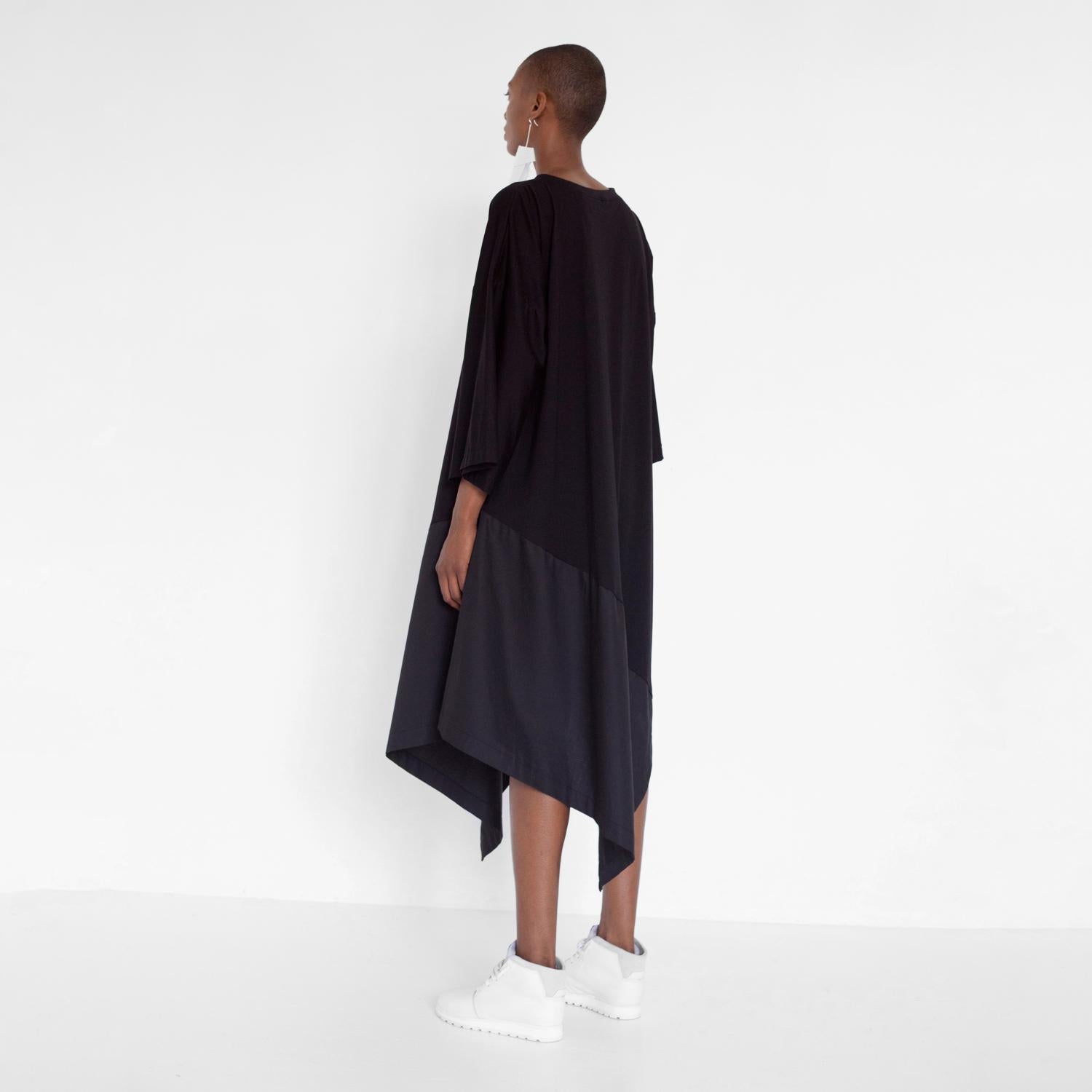 Robe asymétrique oversize noire en coton biologique