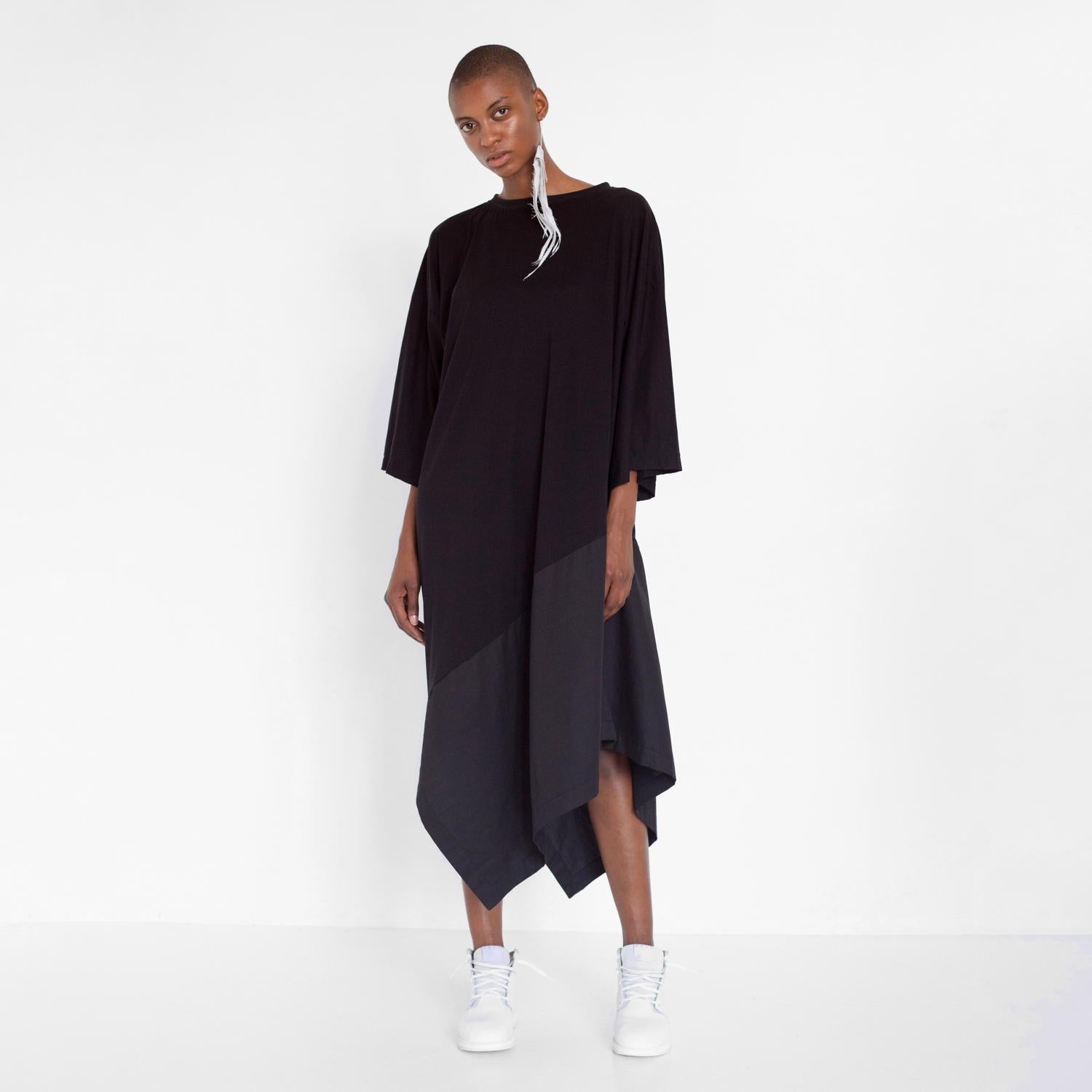 Robe asymétrique oversize noire en coton biologique