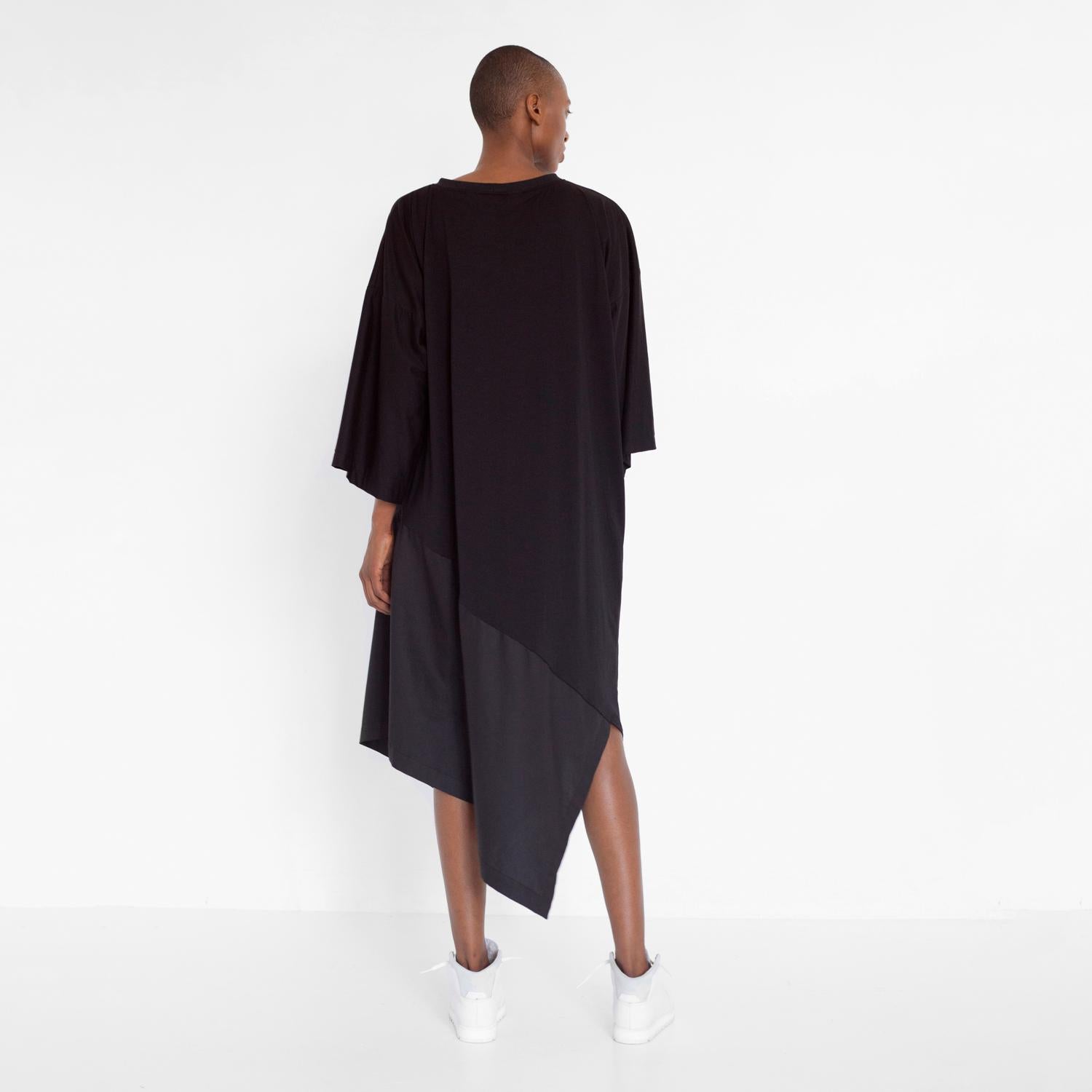 Robe asymétrique oversize noire en coton biologique