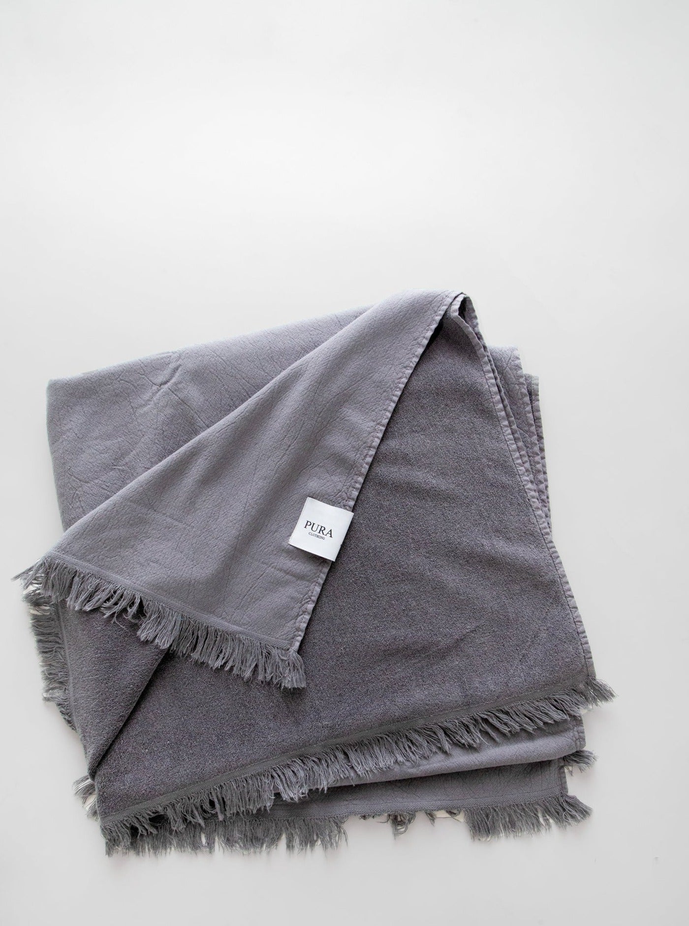 Graues Strandtuch aus 100% Bio-Baumwolle von Pura Clothing