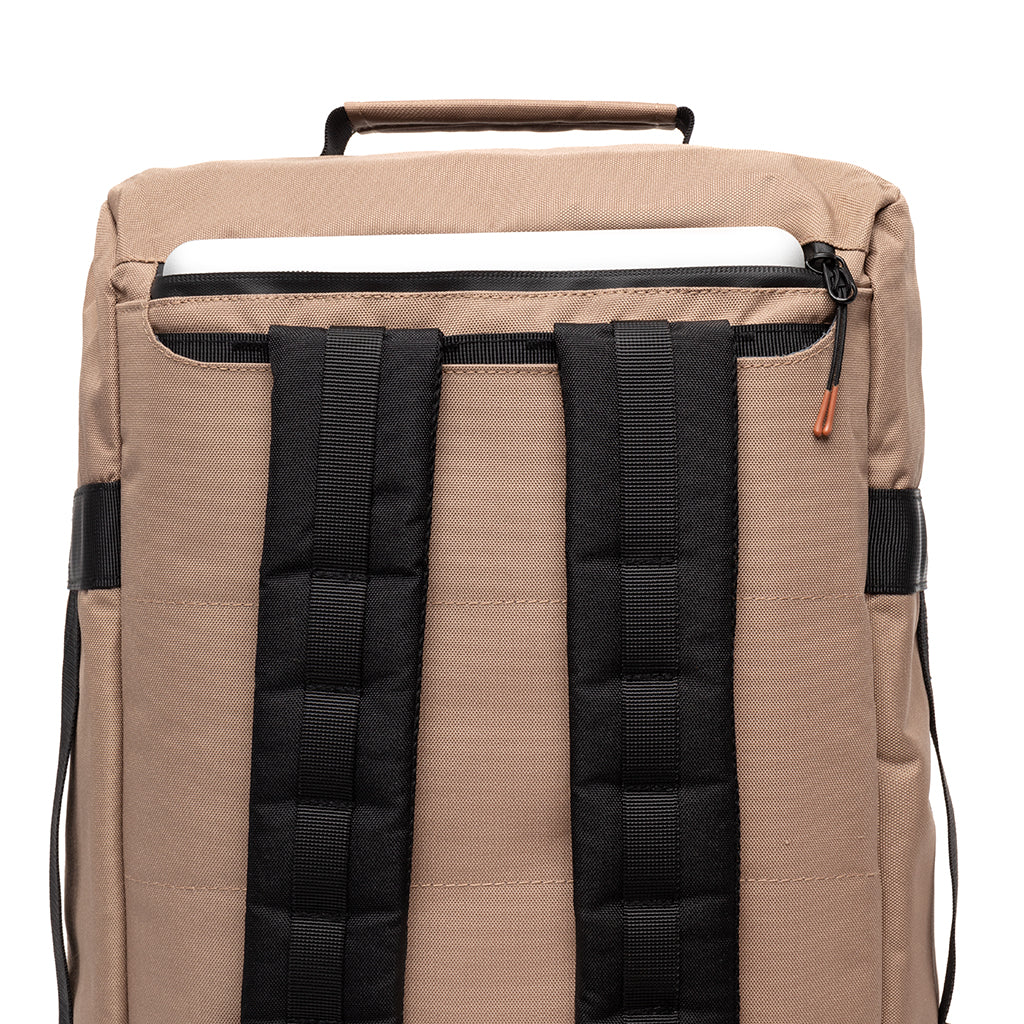 Hellbrauner Reiserucksack Wanderer aus recyceltem PET von Lefrik