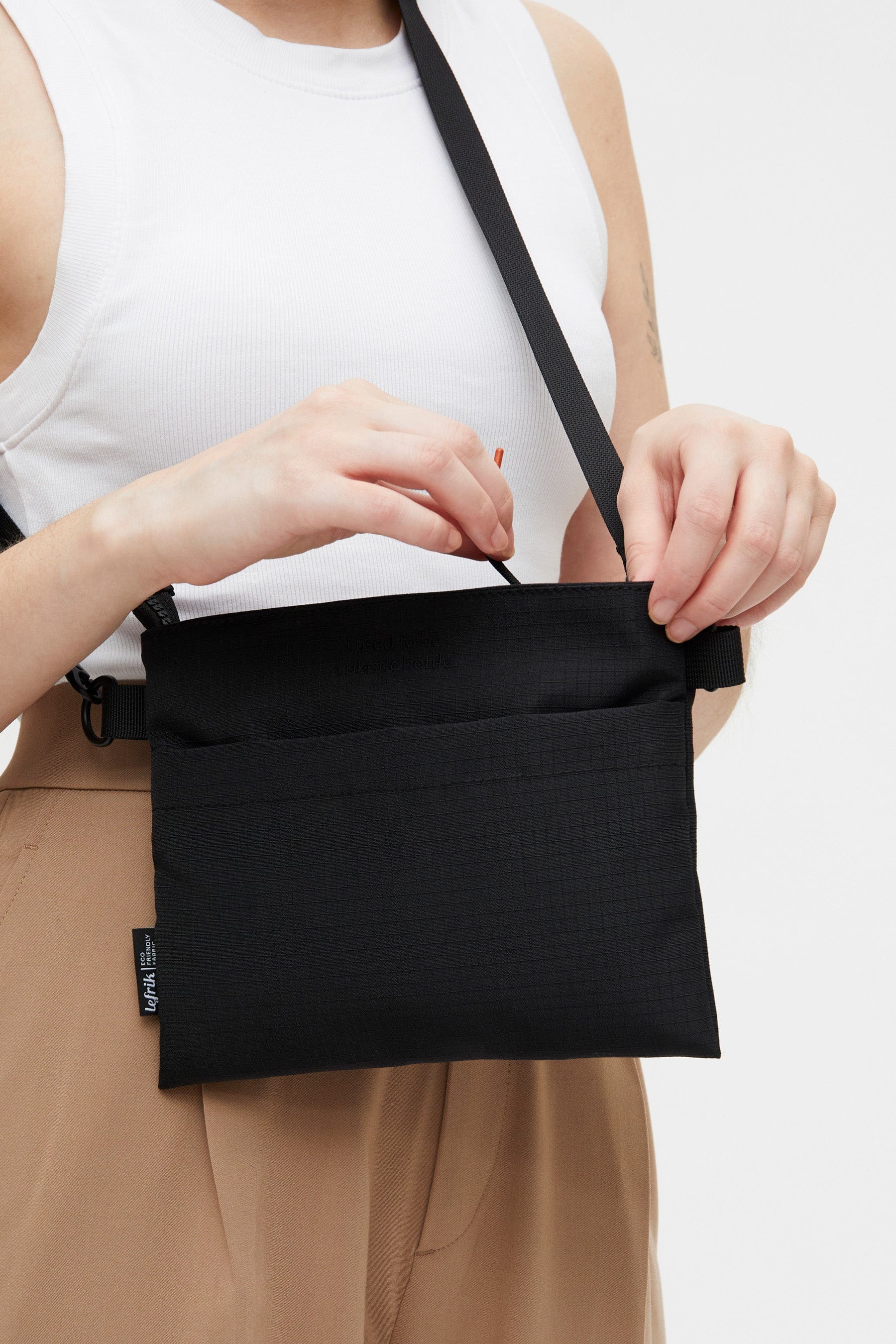 Black Arizona Vandra shoulder bag made from recycled PET by Lefrik