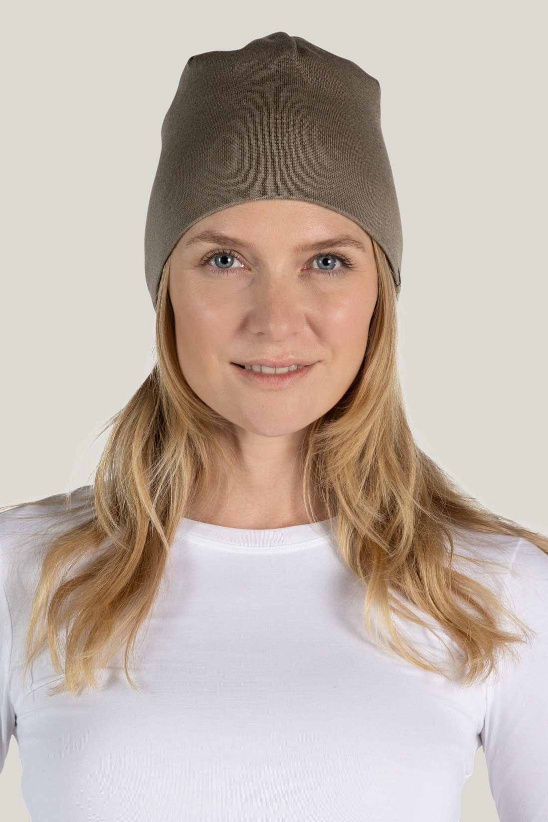 Beanie wendbar Unisex in beige aus Merino & Tencel von Tidløs
