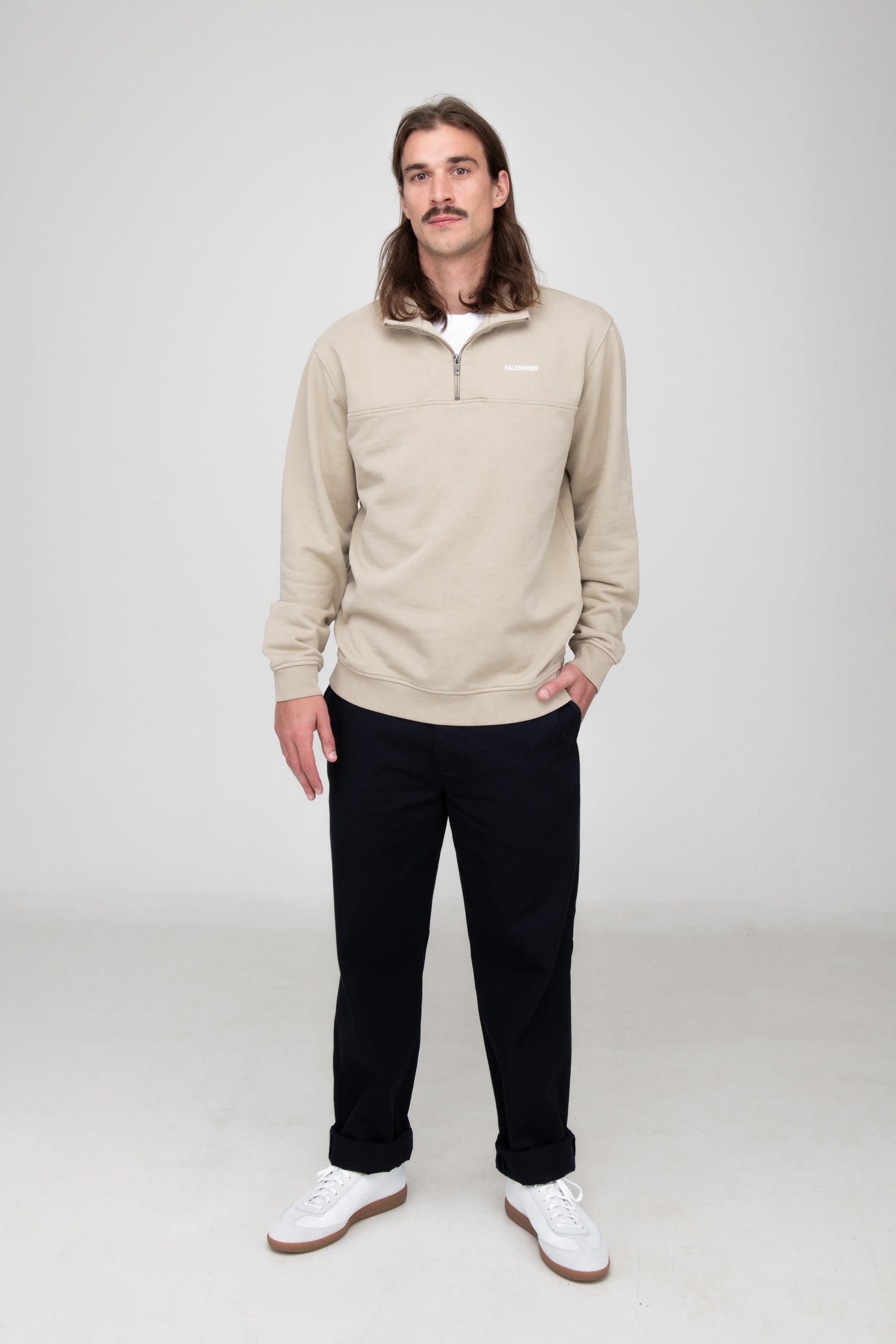 schlichter und nachhaltiger Half-Zip Sweater in Sand von SALZWASSER aus Hamburg