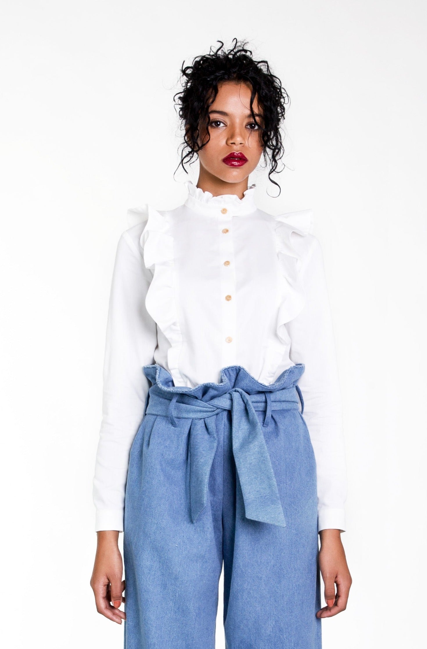 Blouse à volants FREIJA en coton 100% biologique de SANIKAI sur commande