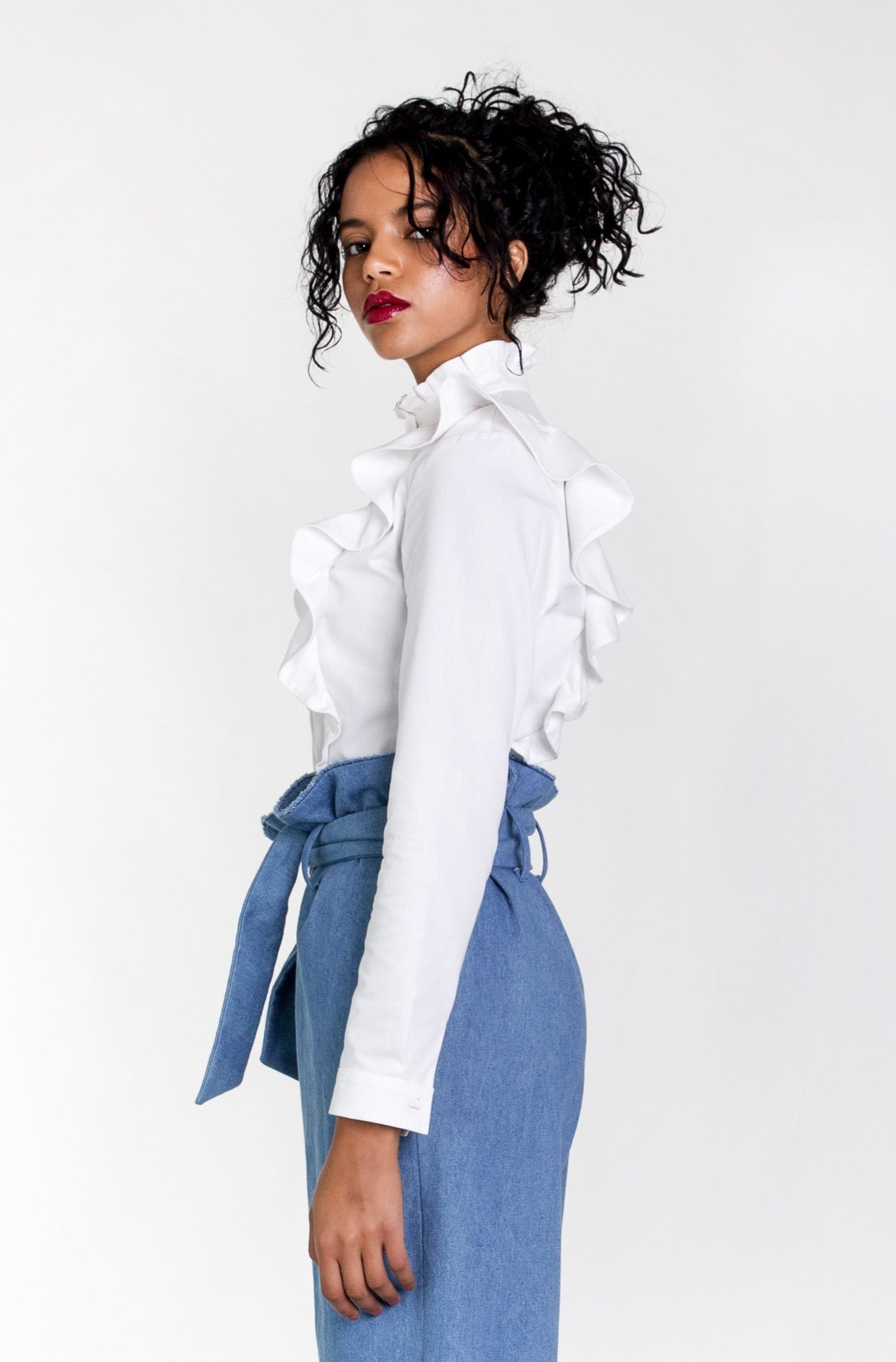 Blouse à volants FREIJA en coton 100% biologique de SANIKAI sur commande