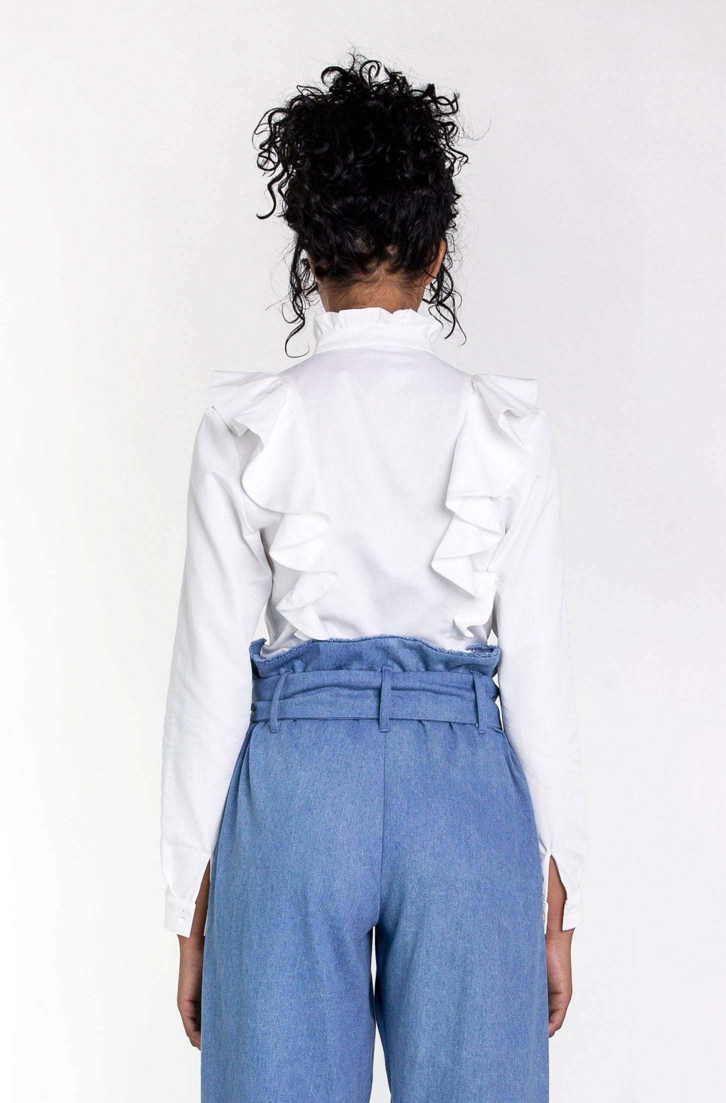 Blouse à volants FREIJA en coton 100% biologique de SANIKAI sur commande