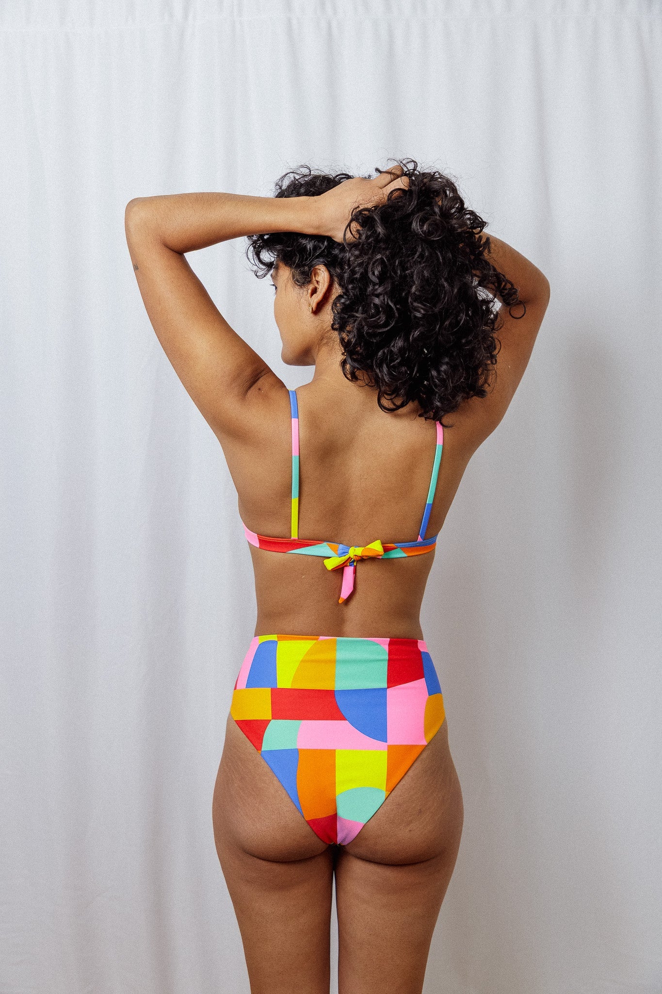 Buntes Bikini-Oberteil Tiago aus regeneriertem Nylon von Tias & Olives
