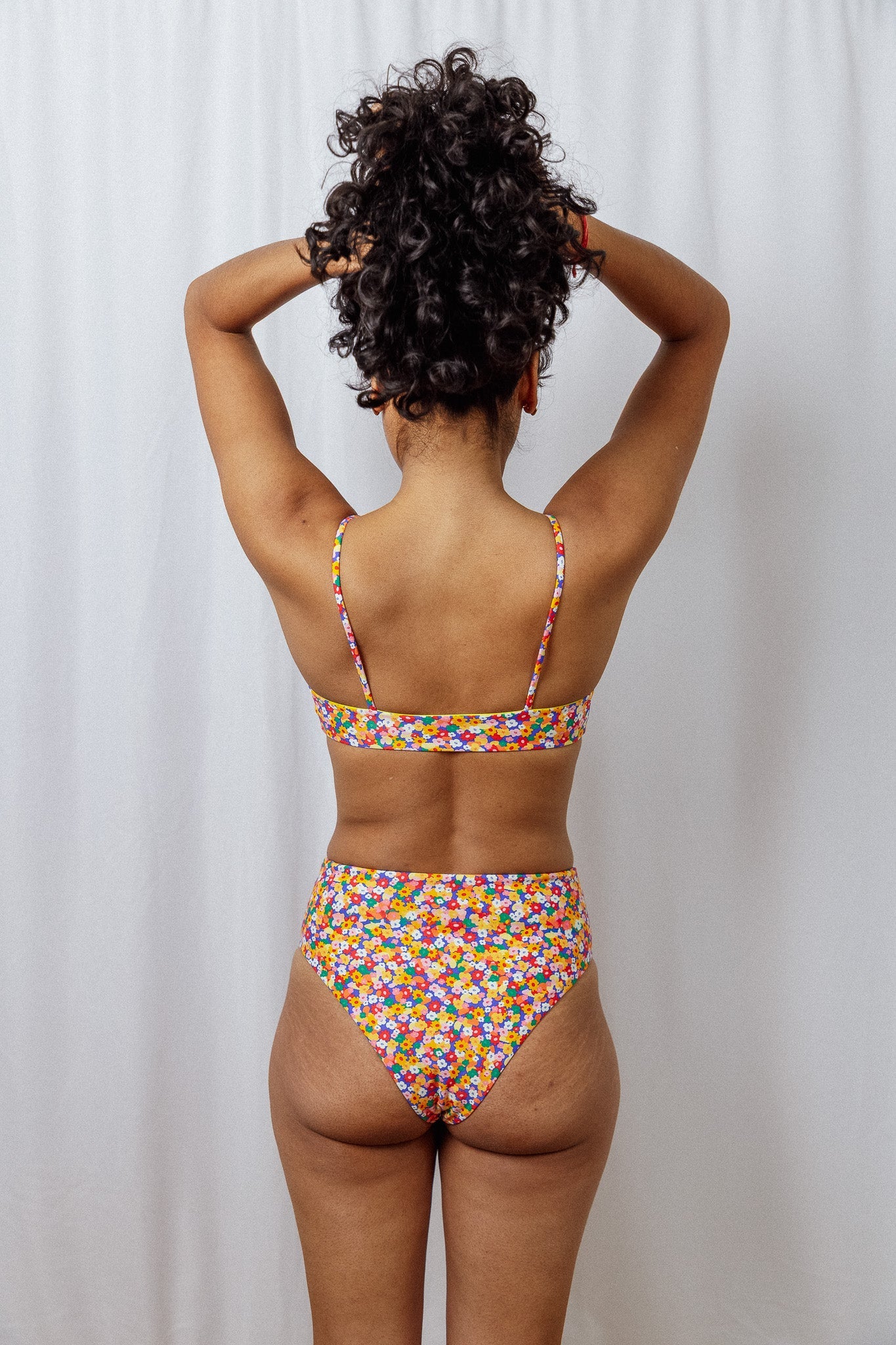 Buntes High-waisted Bikini-Unterteil Toni aus regeneriertem Nylon von Tias & Olives