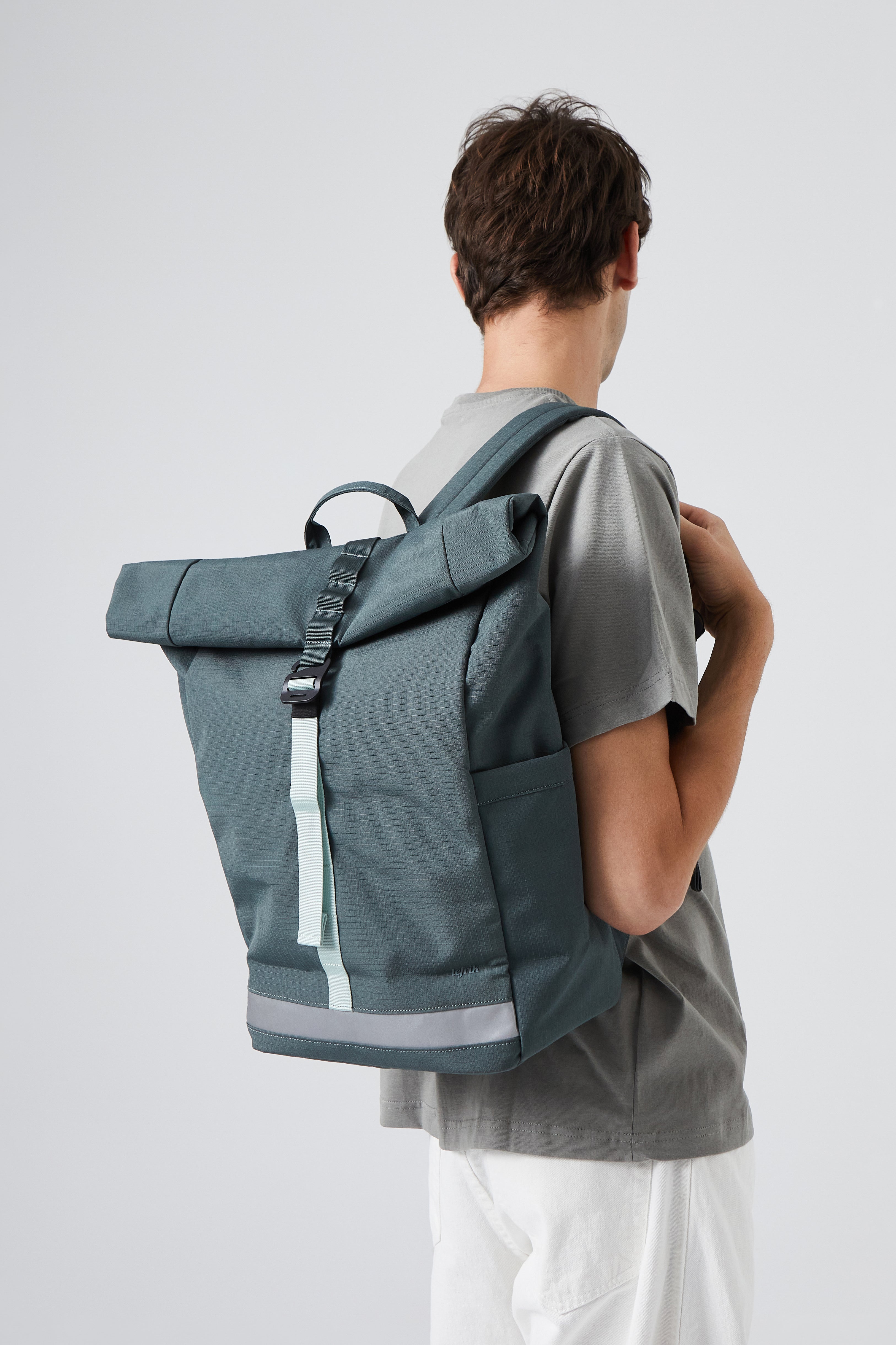 Blauer Rucksack Lars Roll Vandra aus recycelten PET-Flaschen von Lefrik