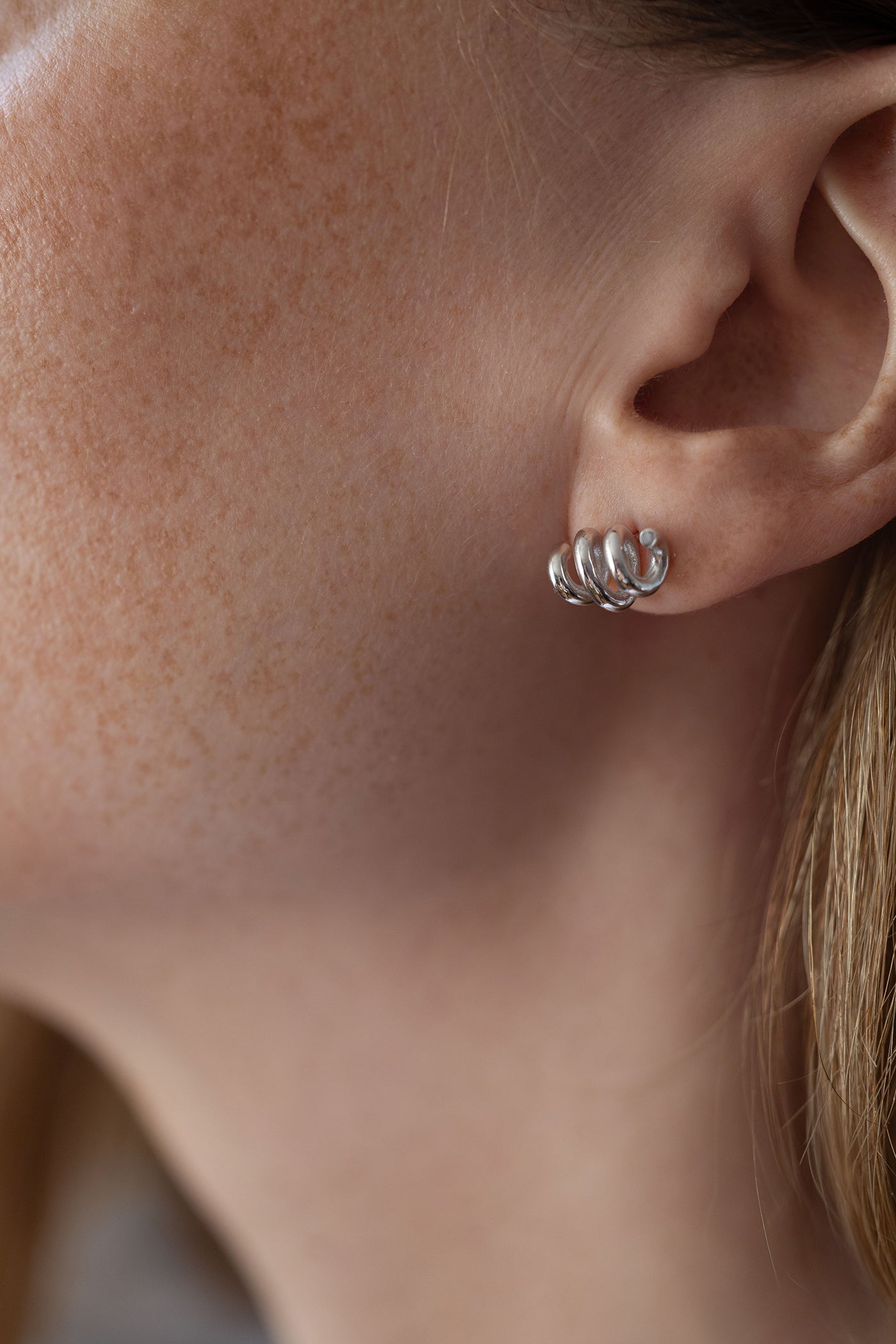 SPIRA Molla Silver Stud Ohrringe von V Design Lab