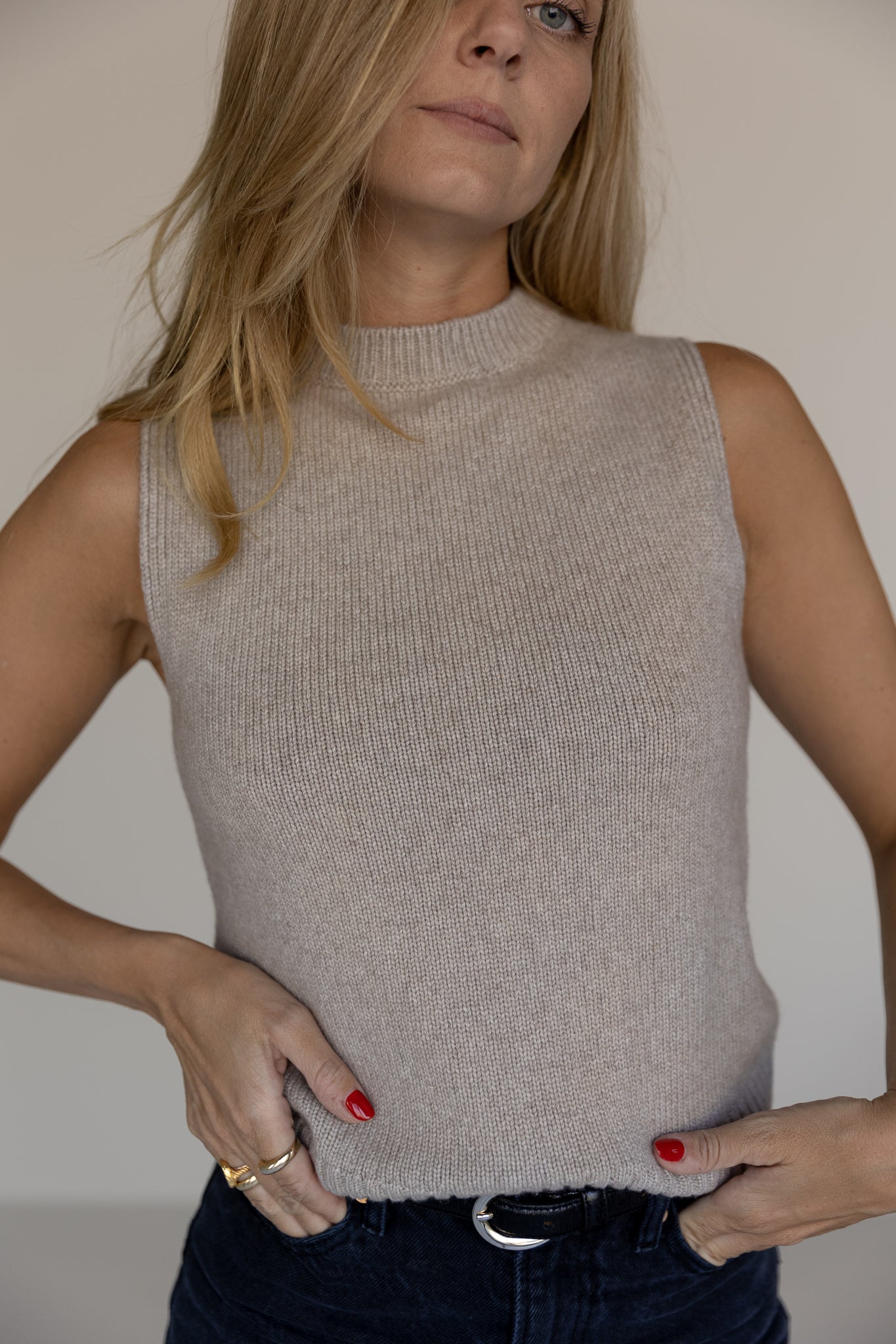 Débardeur à col montant en cachemire/soie grège de Pura Clothing