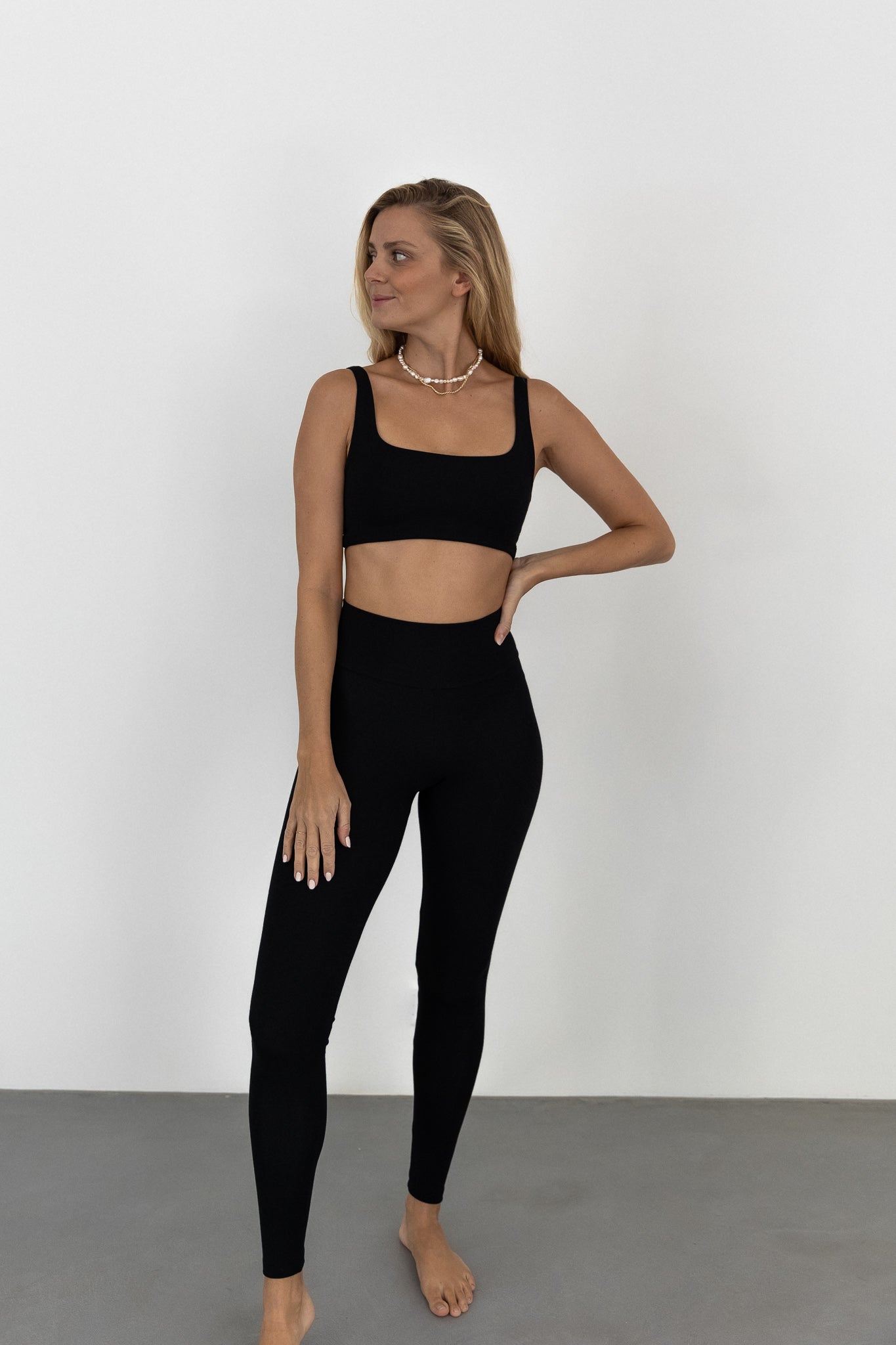 Top noir SIRA en Tencel de PURA Clothing