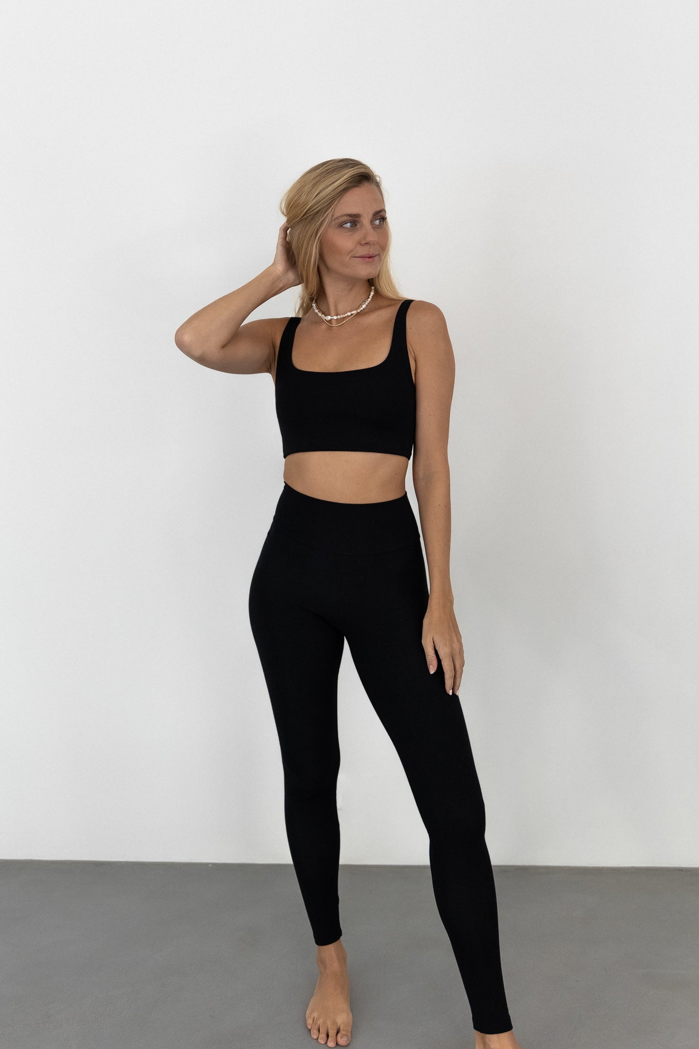 Top noir SIRA en Tencel de PURA Clothing