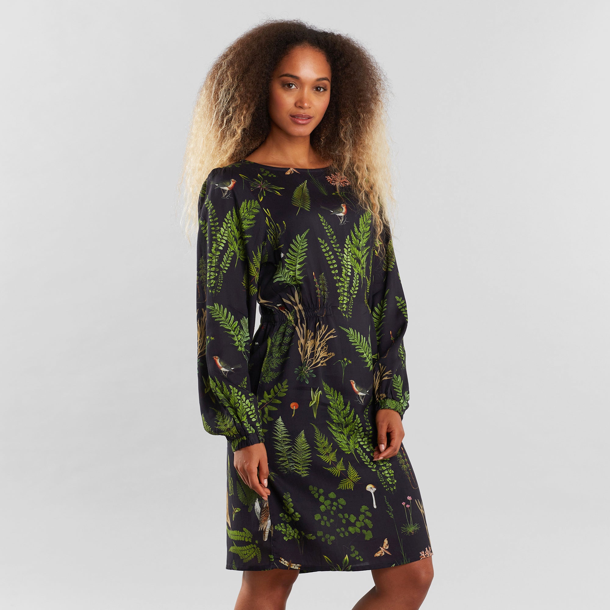 Kleid Hjo aus 100% TENCEL™ von Dedicated in dunklem Garden-Print