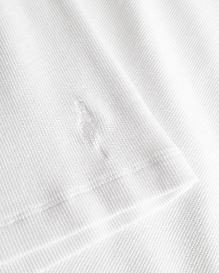 NIKIN  TreeTop Women Snow White Top, Damen-Oberteil, weisse Farbe, kleines Baum-Stickdetail am Saum.