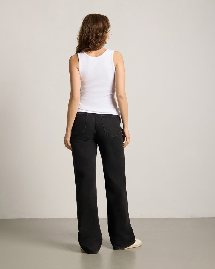 NIKIN  TreeTop Women Snow White Top Damen Oberteil, Farbe weiss, mit schwarzen Wide-Leg-Jeans kombiniert.