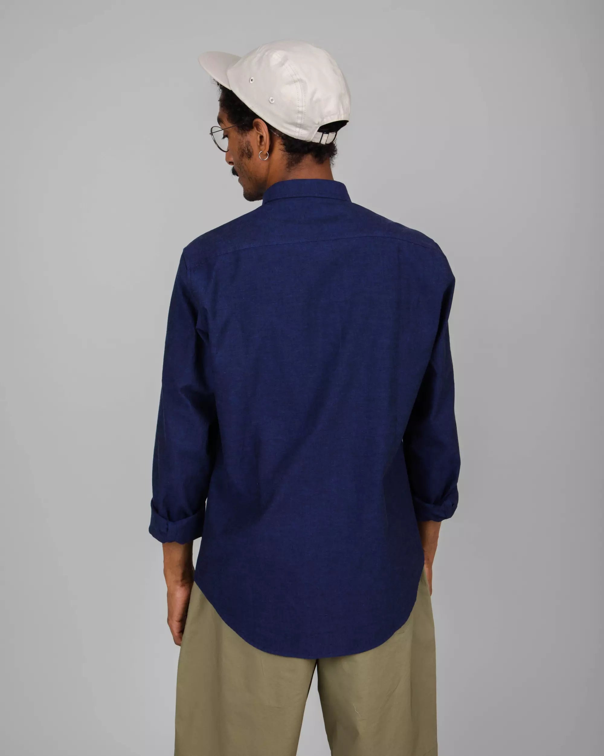 Dunkelblaues, langärmliges Hemd Oxford aus 100% Bio-Baumwolle von Brava Fabrics