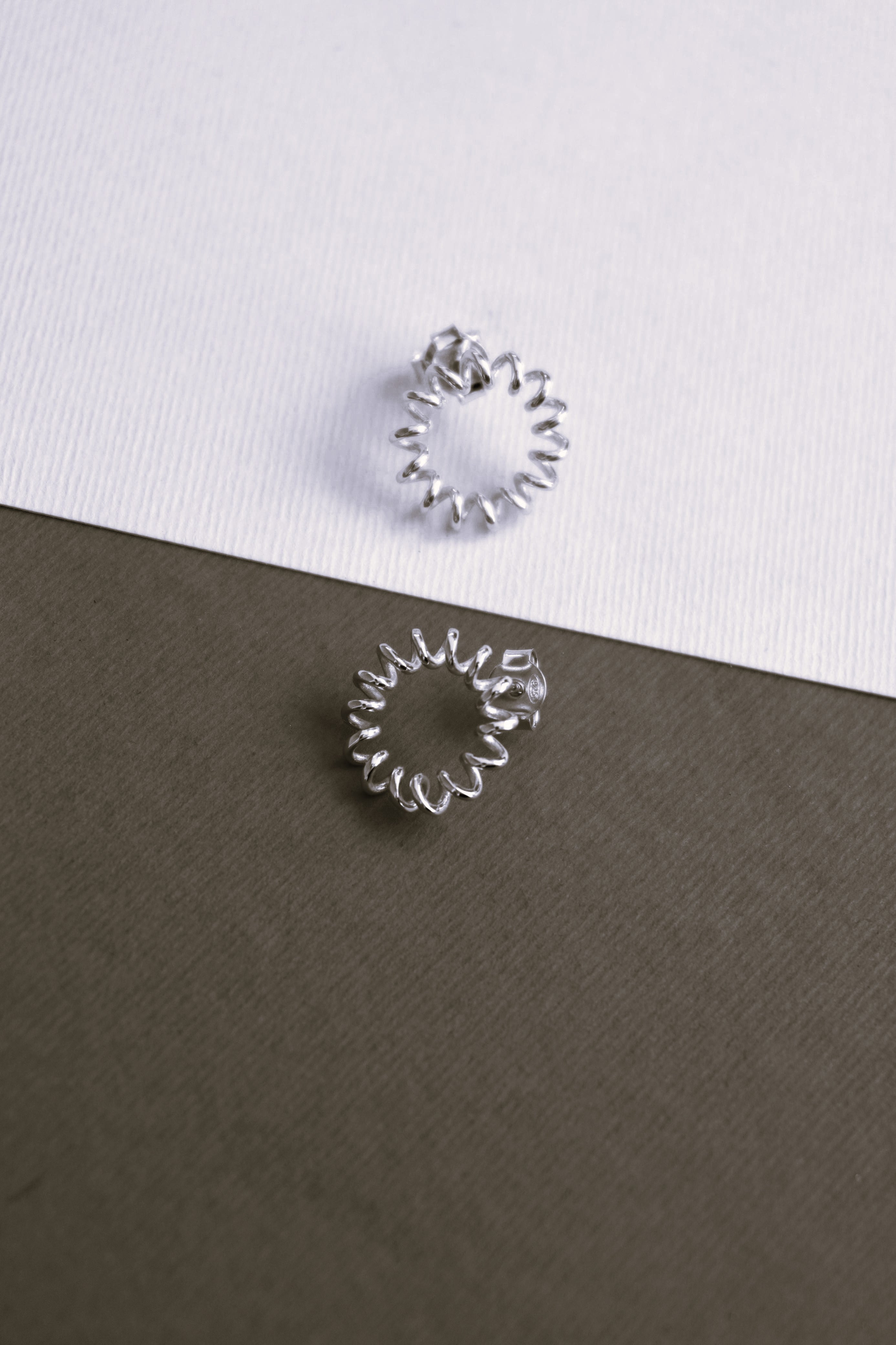 SPIRA Molla Silver Flat Circle Ohrringe von V Design Lab