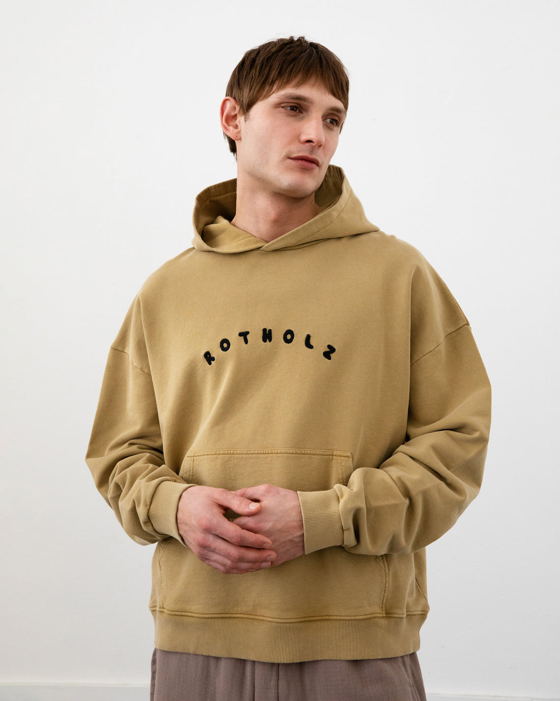 Gelber Pullover Logo aus 100% Bio-Baumwolle von Rotholz