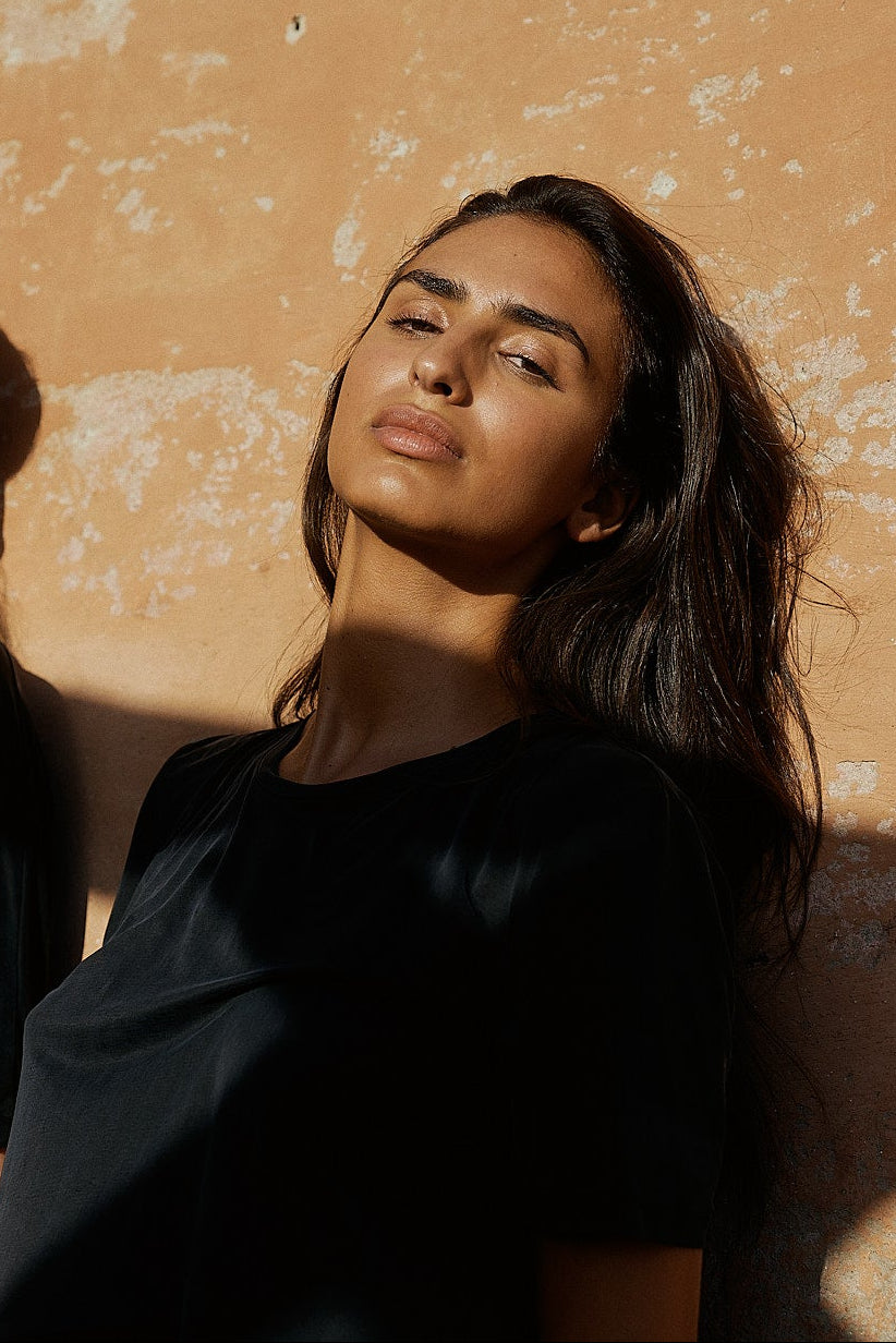 Chemise en cupro noire de MOYA KALA