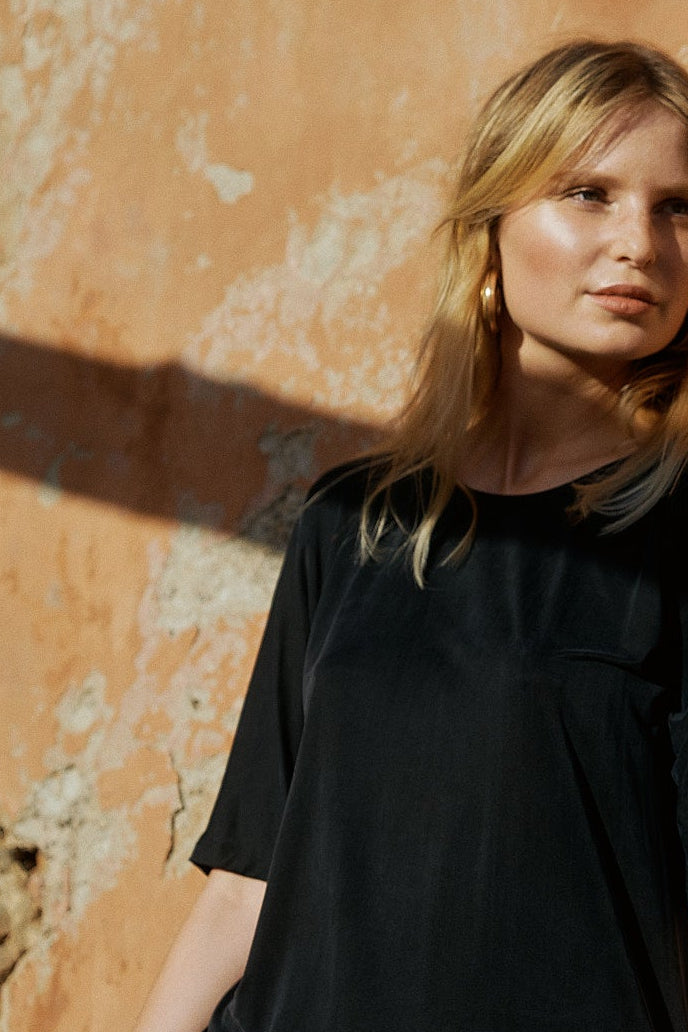 Chemise en cupro noire de MOYA KALA
