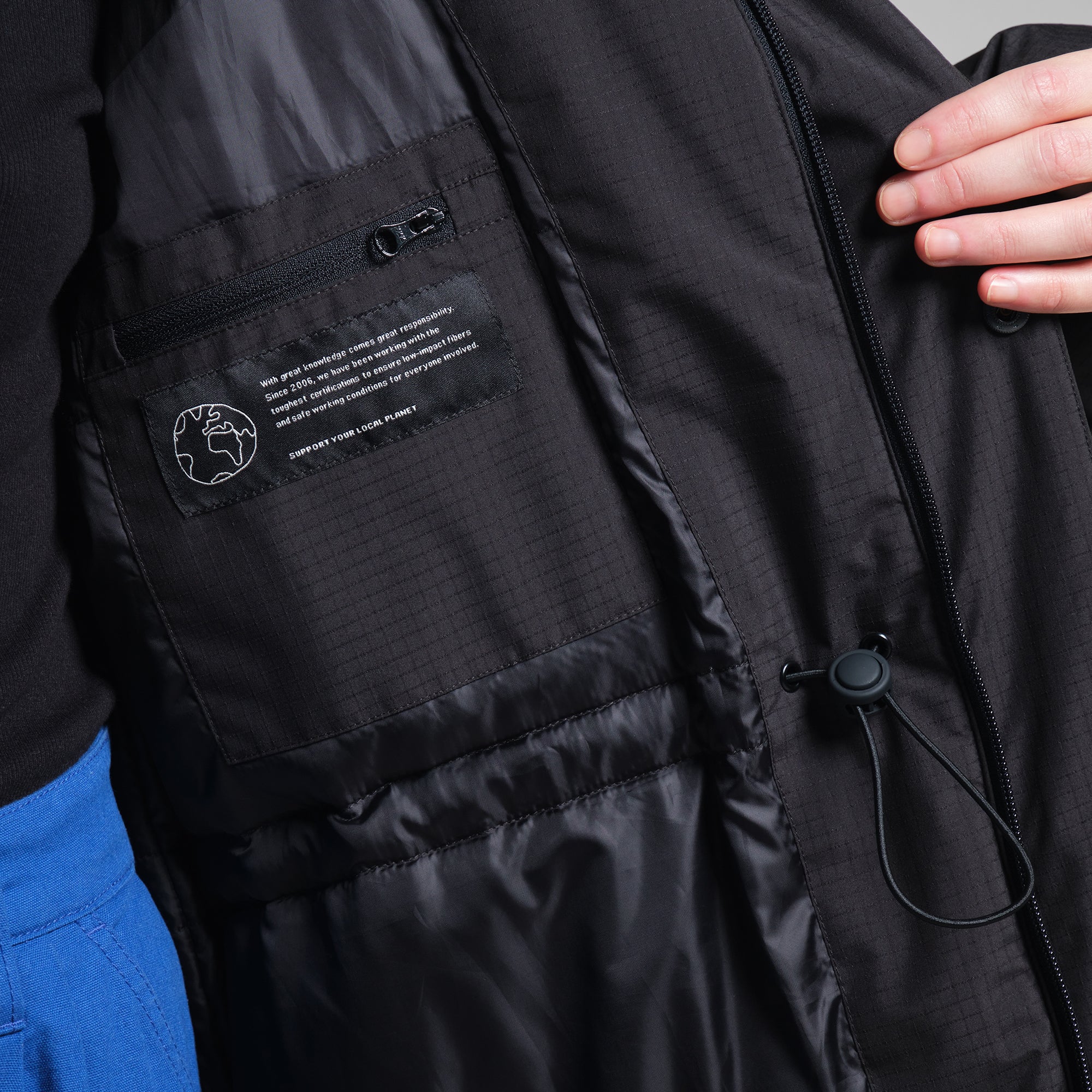 Parka Karmas aus recycleten Materialien von Dedicated in schwarz