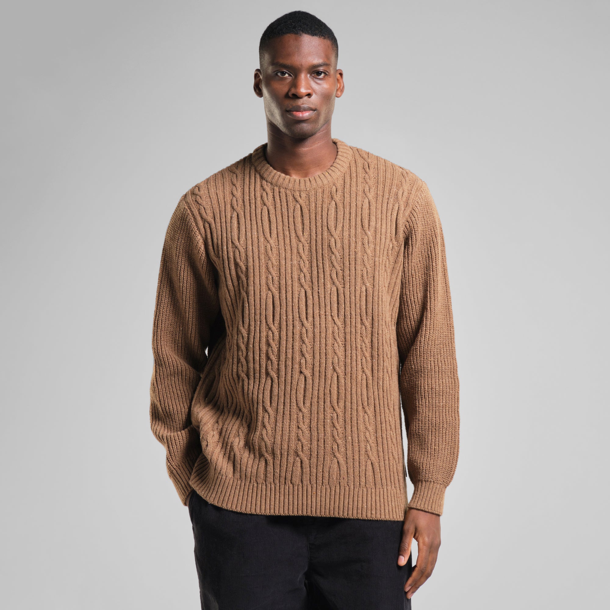 Strickpullover Ludvika mit recylceter Wolle von Dedicated in camel brown