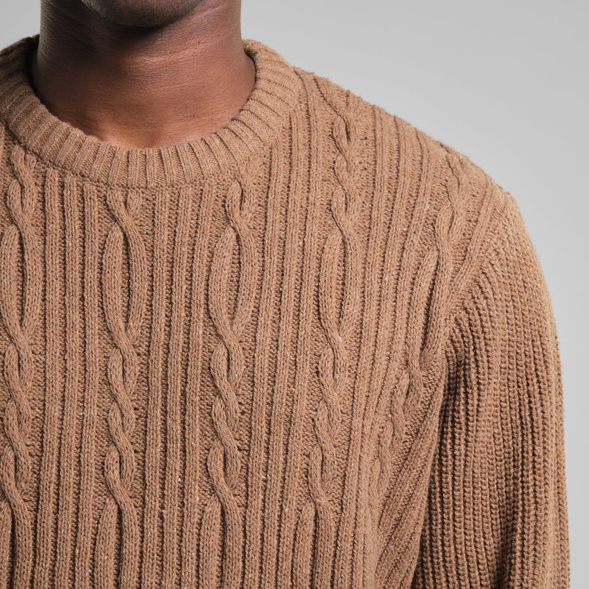 Strickpullover Ludvika mit recylceter Wolle von Dedicated in camel brown