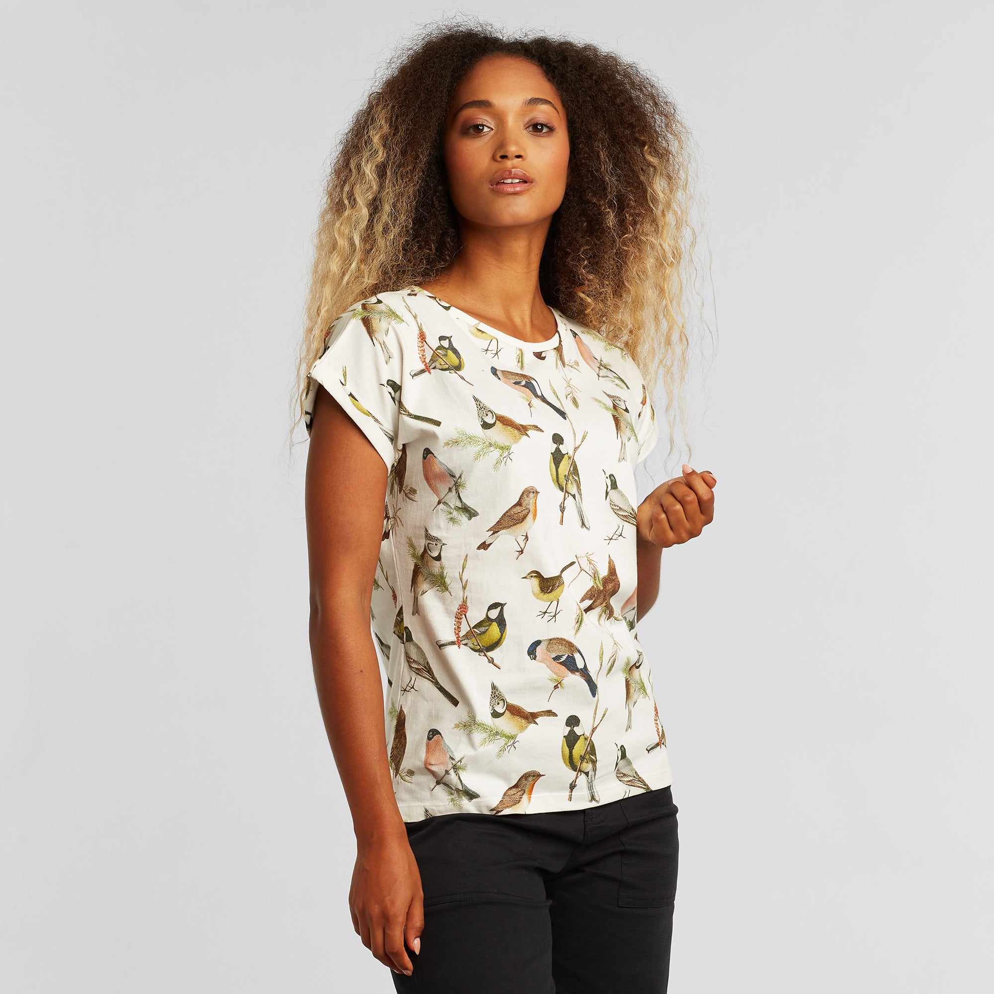 T-Shirt Visby Autumn Birds aus Bio Baumwolle von Dedicated in offwhite mit hellem Print