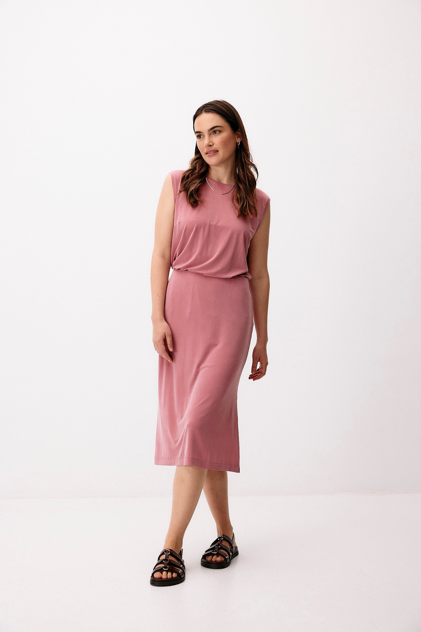 Jupe midi en cupro rose de Moya Kala