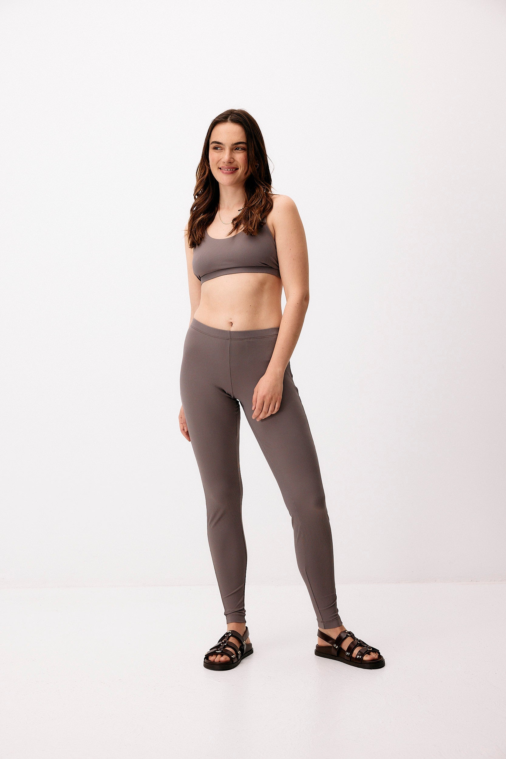 Grey hybrid leggings made of recycled polyamide by Moya Kala