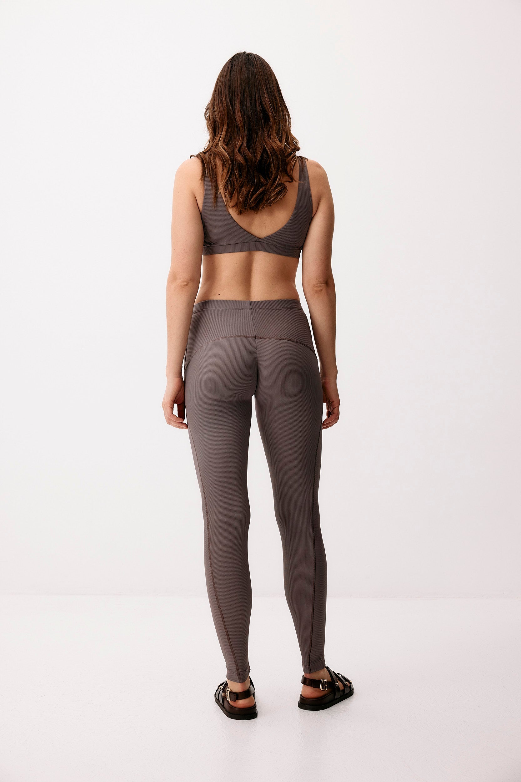 Grey hybrid leggings made of recycled polyamide by Moya Kala