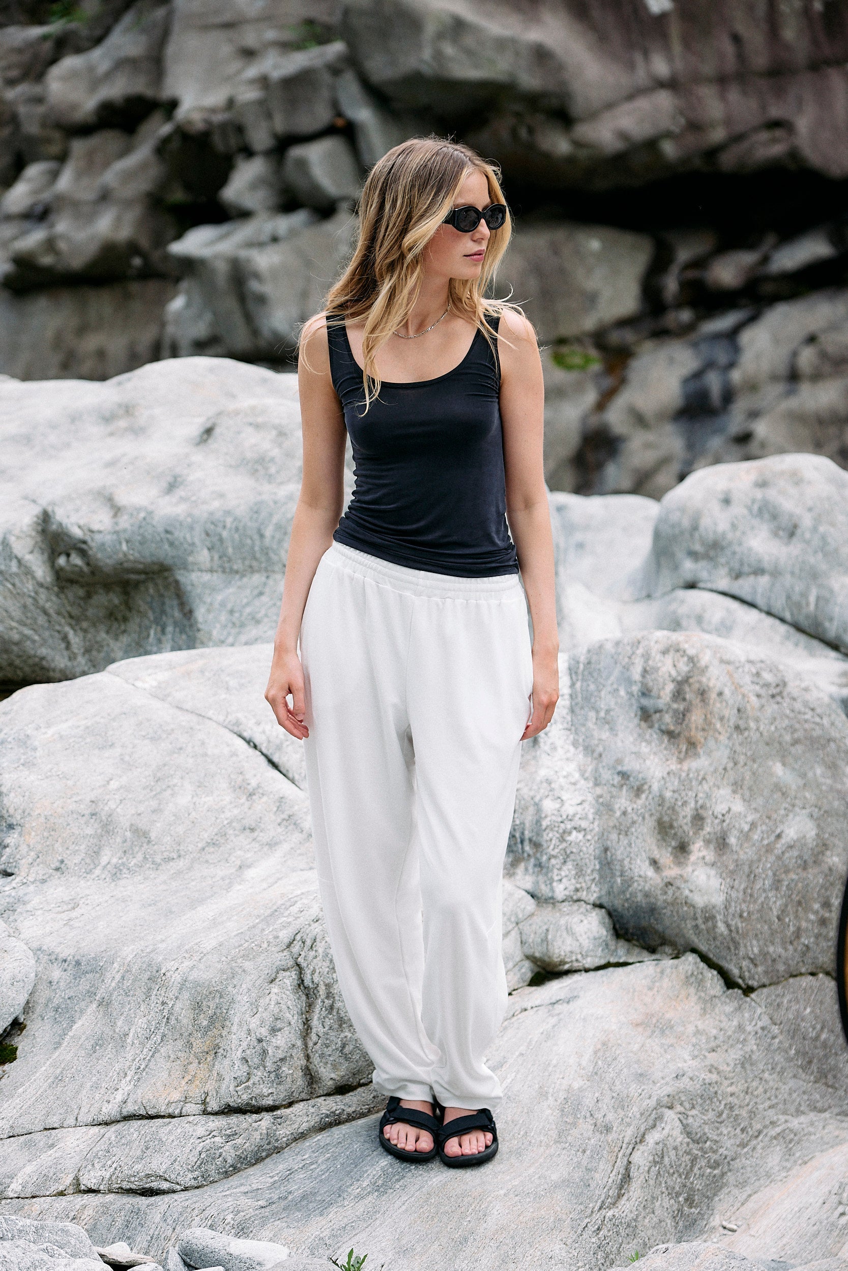 Schwarzes Top aus Cupro von Moya Kala