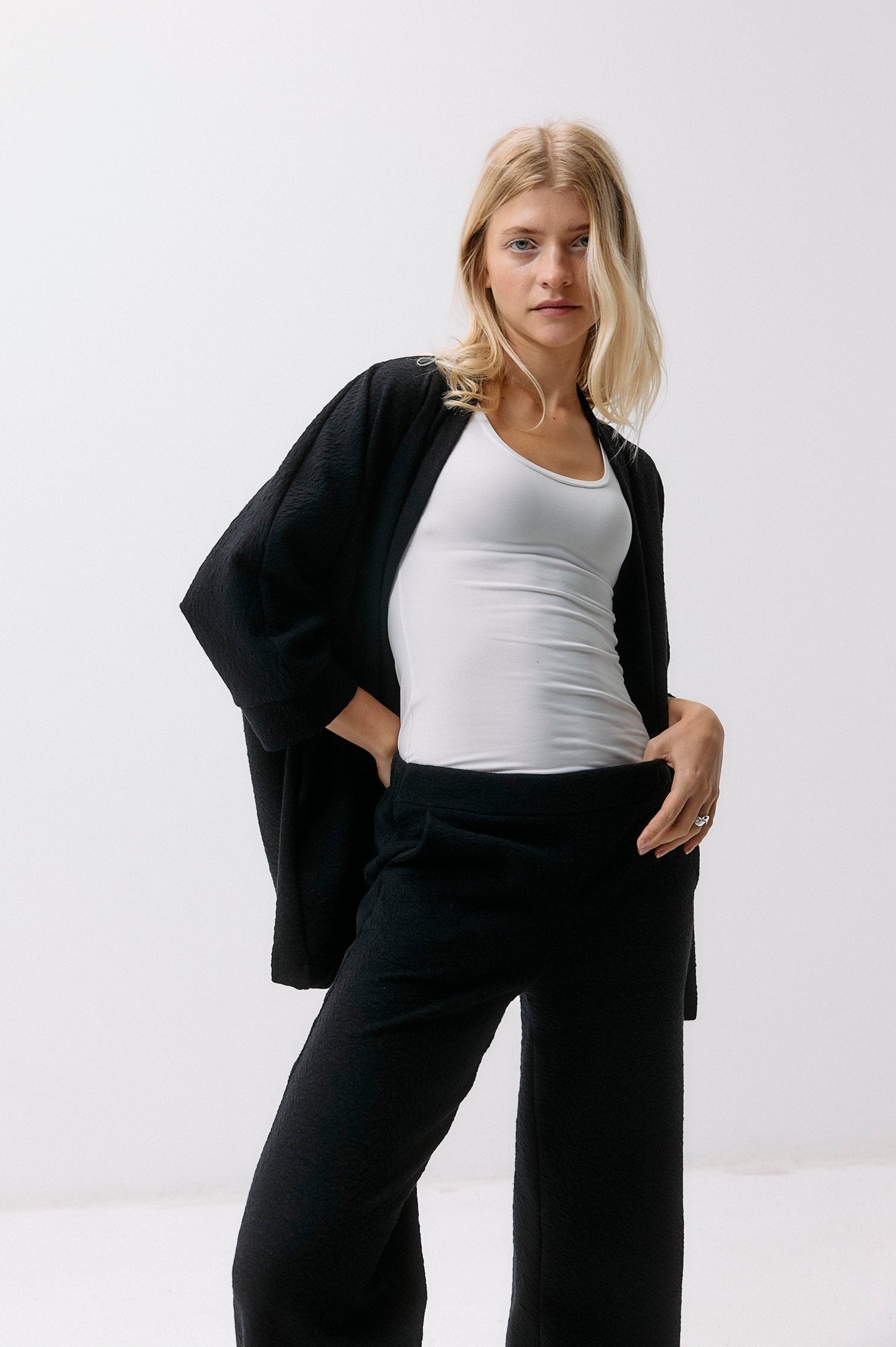 Botanic Lounge Pants - black intense aus Bio Baumwolle mit Brennessel-Anteil von Moya Kala
