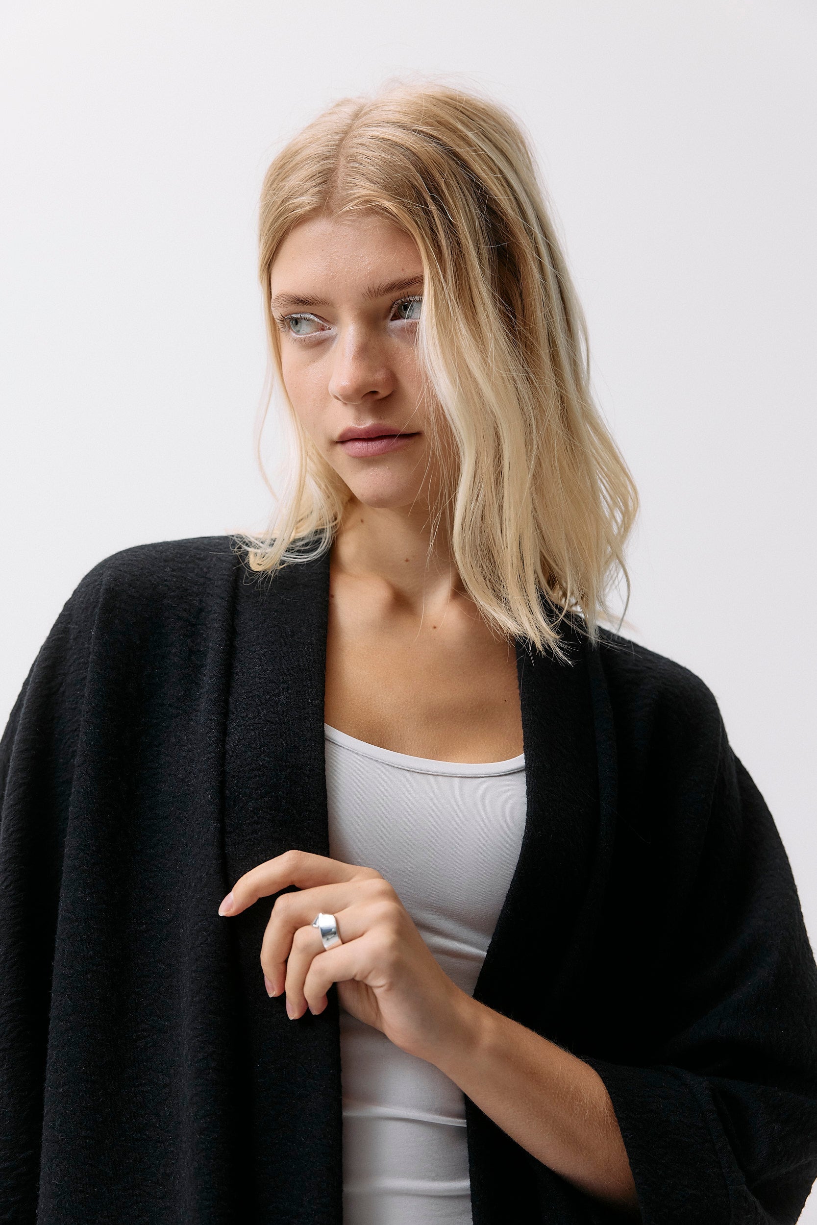 Botanic Jacket - black intense aus Bio Baumwolle mit Brennessel-Anteil von Moya Kala