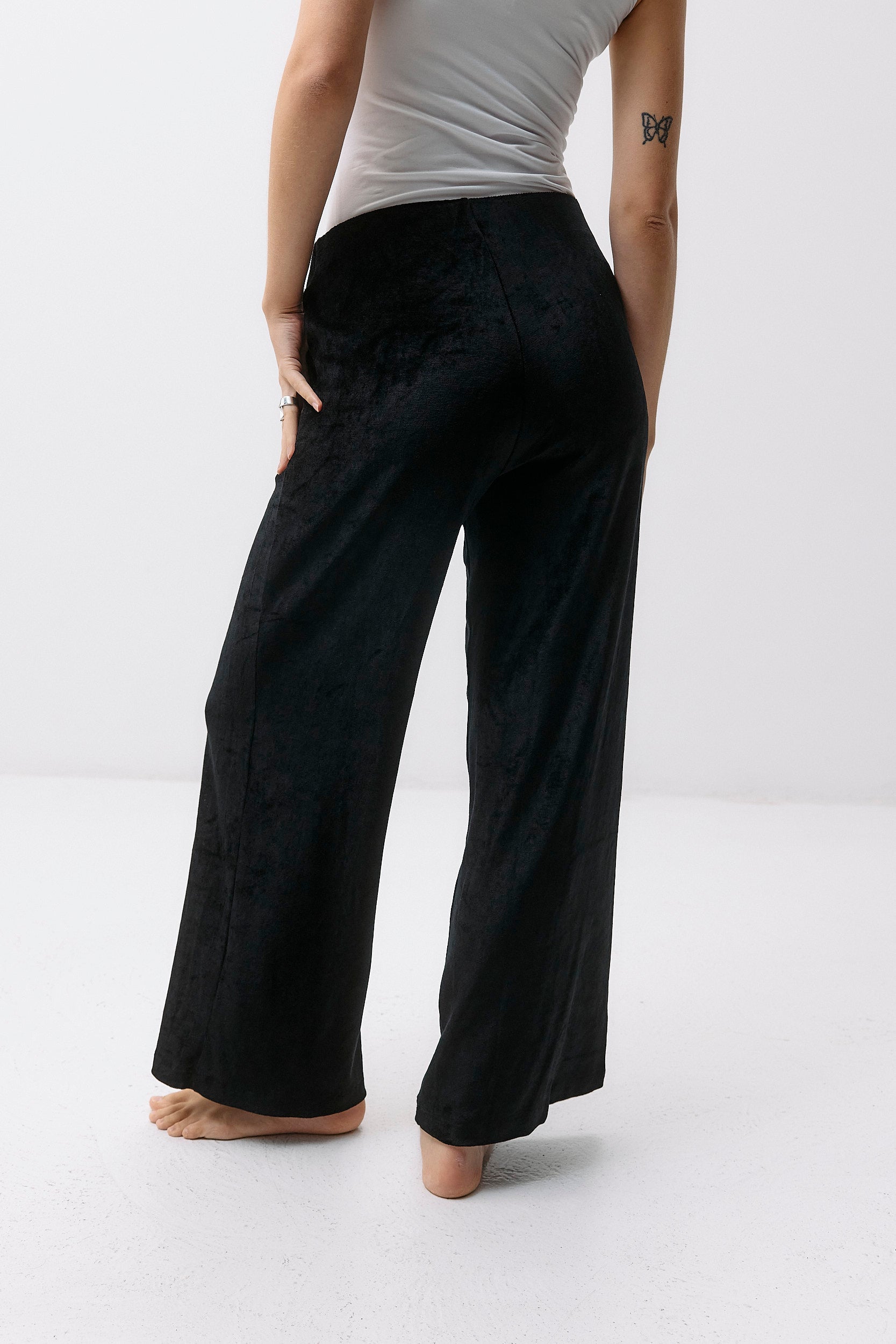 Velvet Pants - black intense von Moya Kala