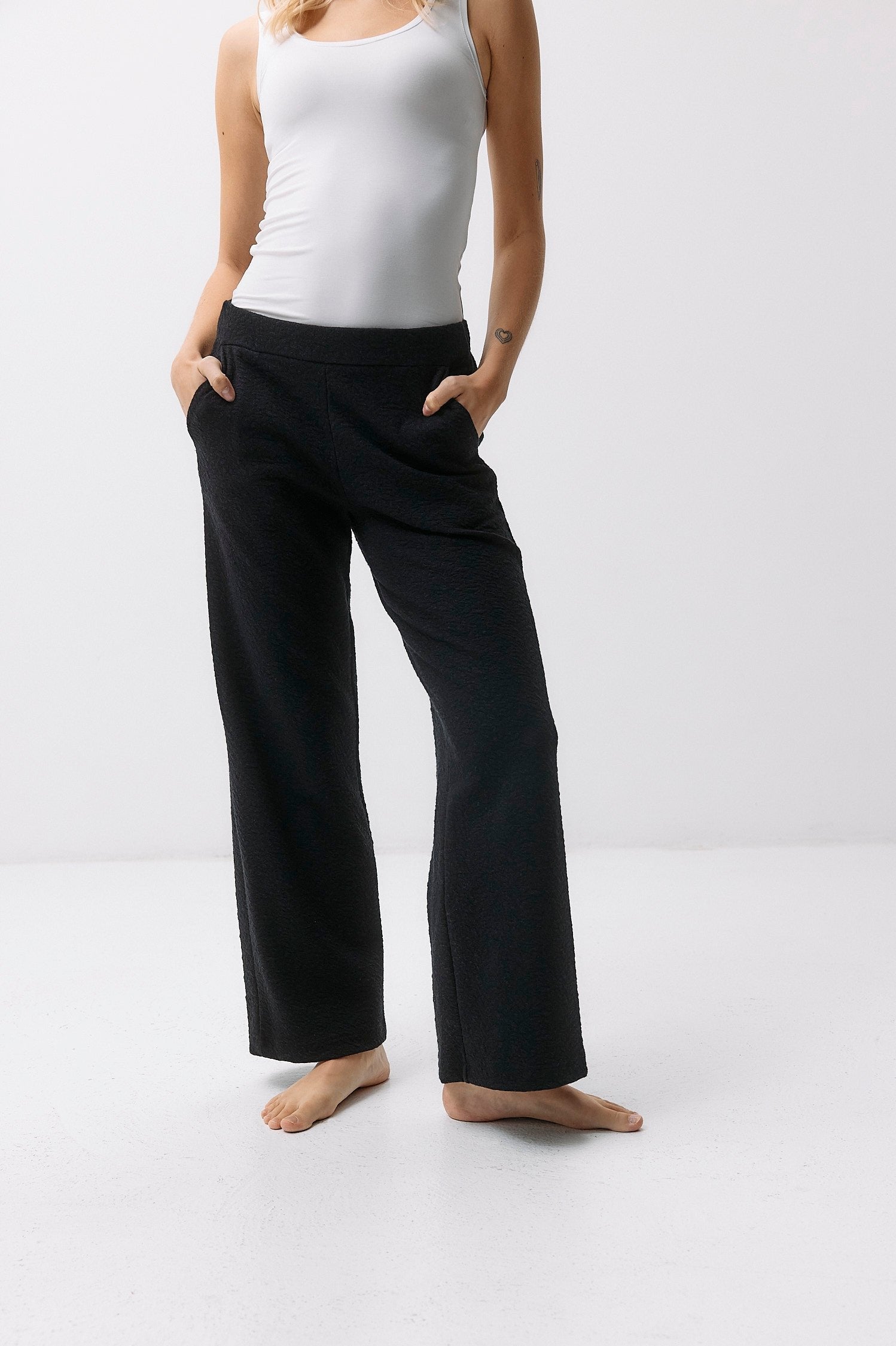 Botanic Lounge Pants - black intense aus Bio Baumwolle mit Brennessel-Anteil von Moya Kala