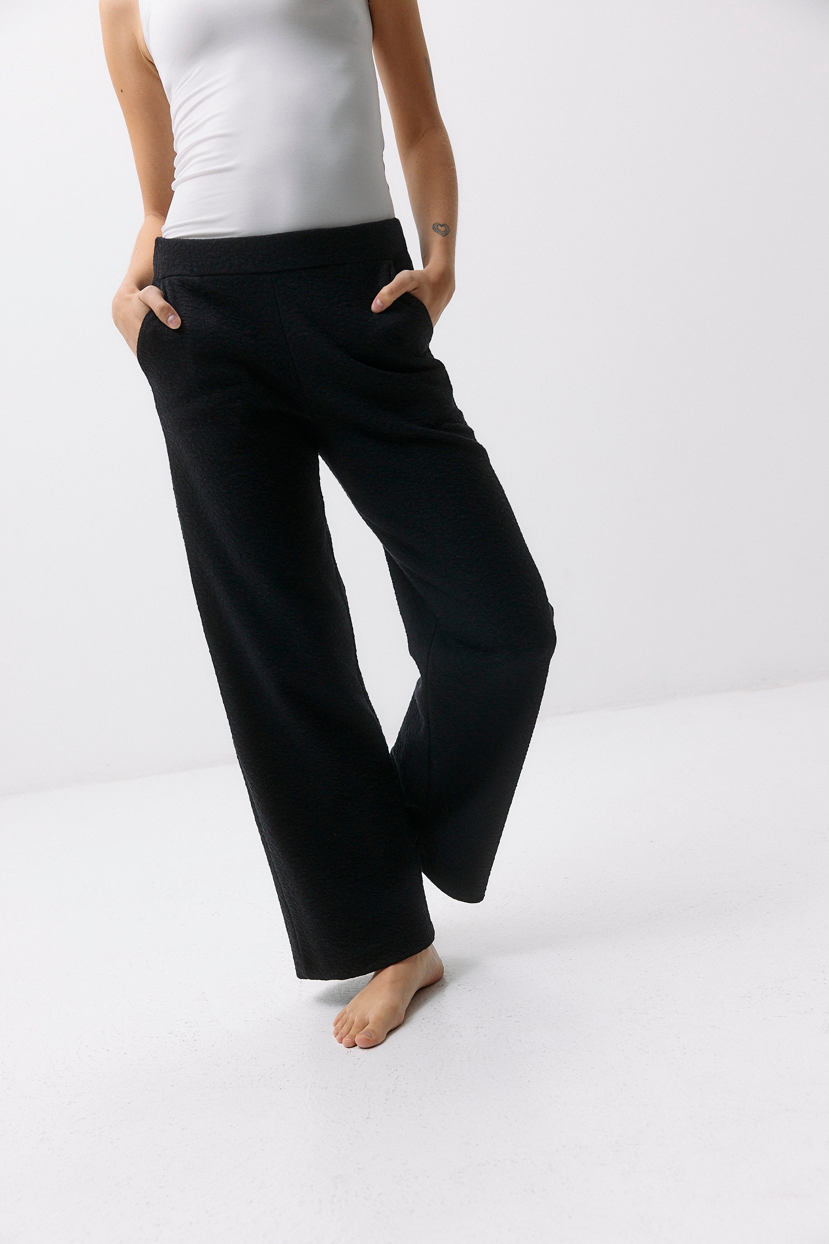 Botanic Lounge Pants - black intense aus Bio Baumwolle mit Brennessel-Anteil von Moya Kala