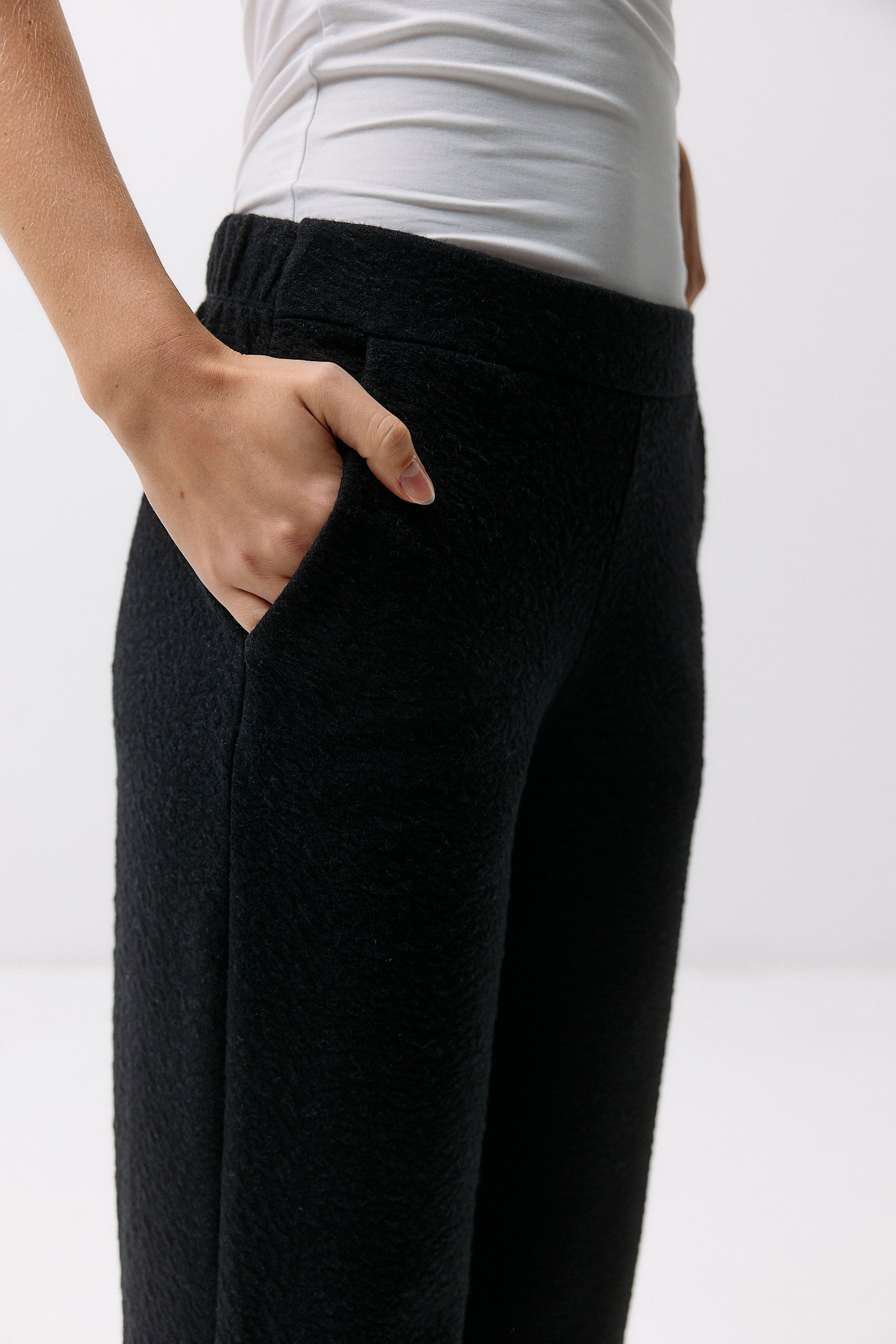 Botanic Lounge Pants - black intense aus Bio Baumwolle mit Brennessel-Anteil von Moya Kala