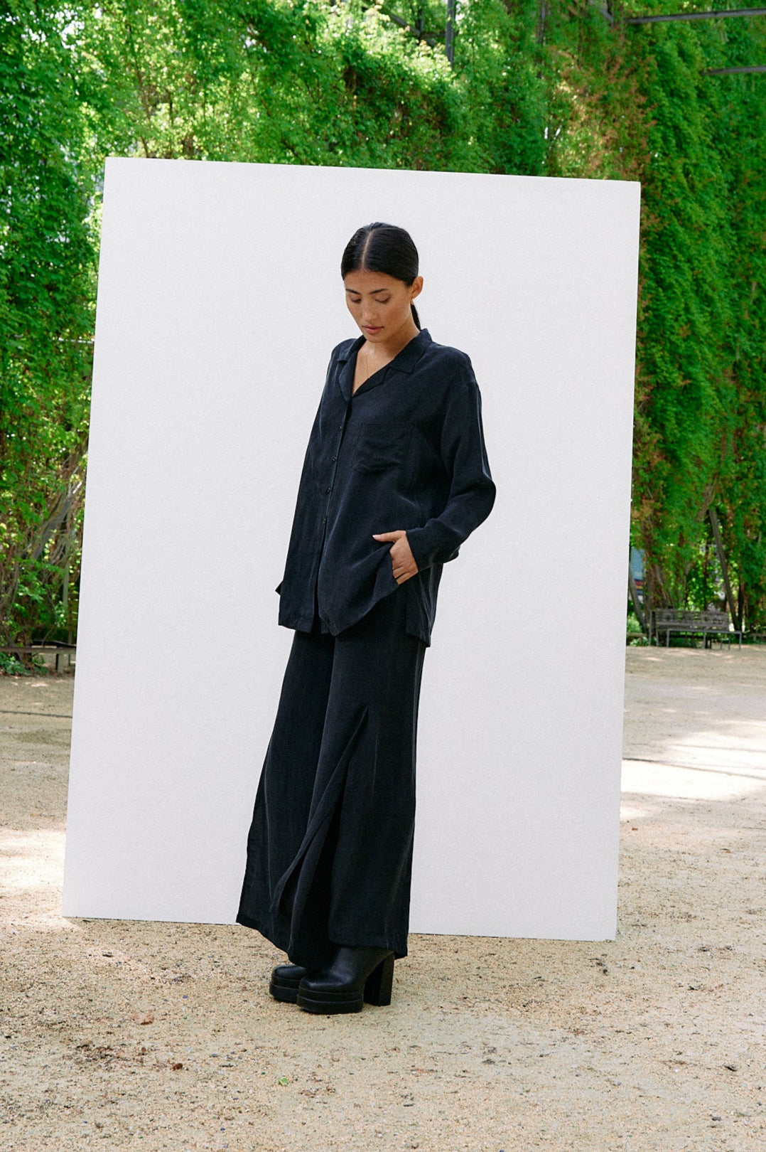 Woven Cupro Leisure Pants - graphite - von Moya Kala