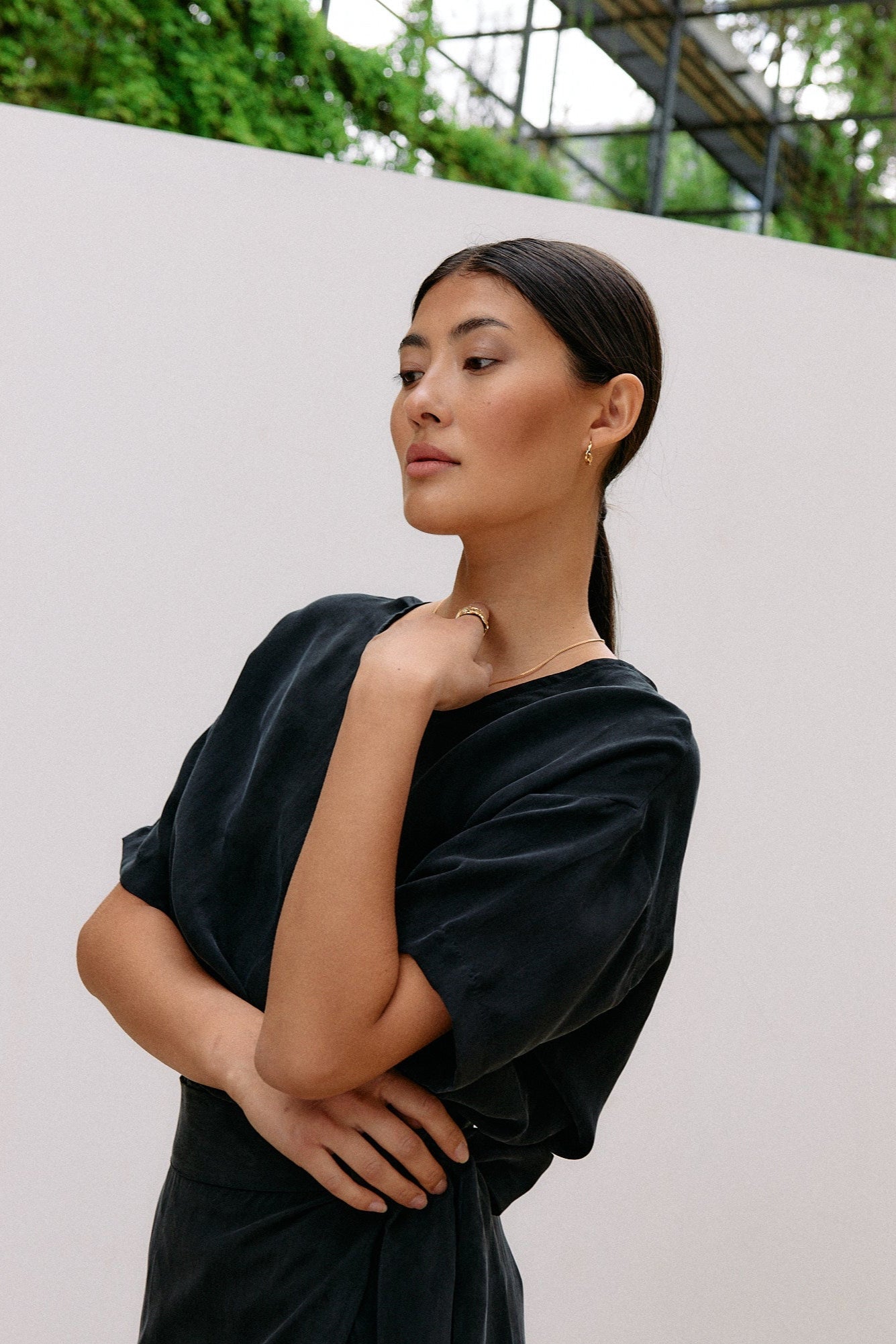 Woven Cupro Reversible Top - graphite - von Moya Kala