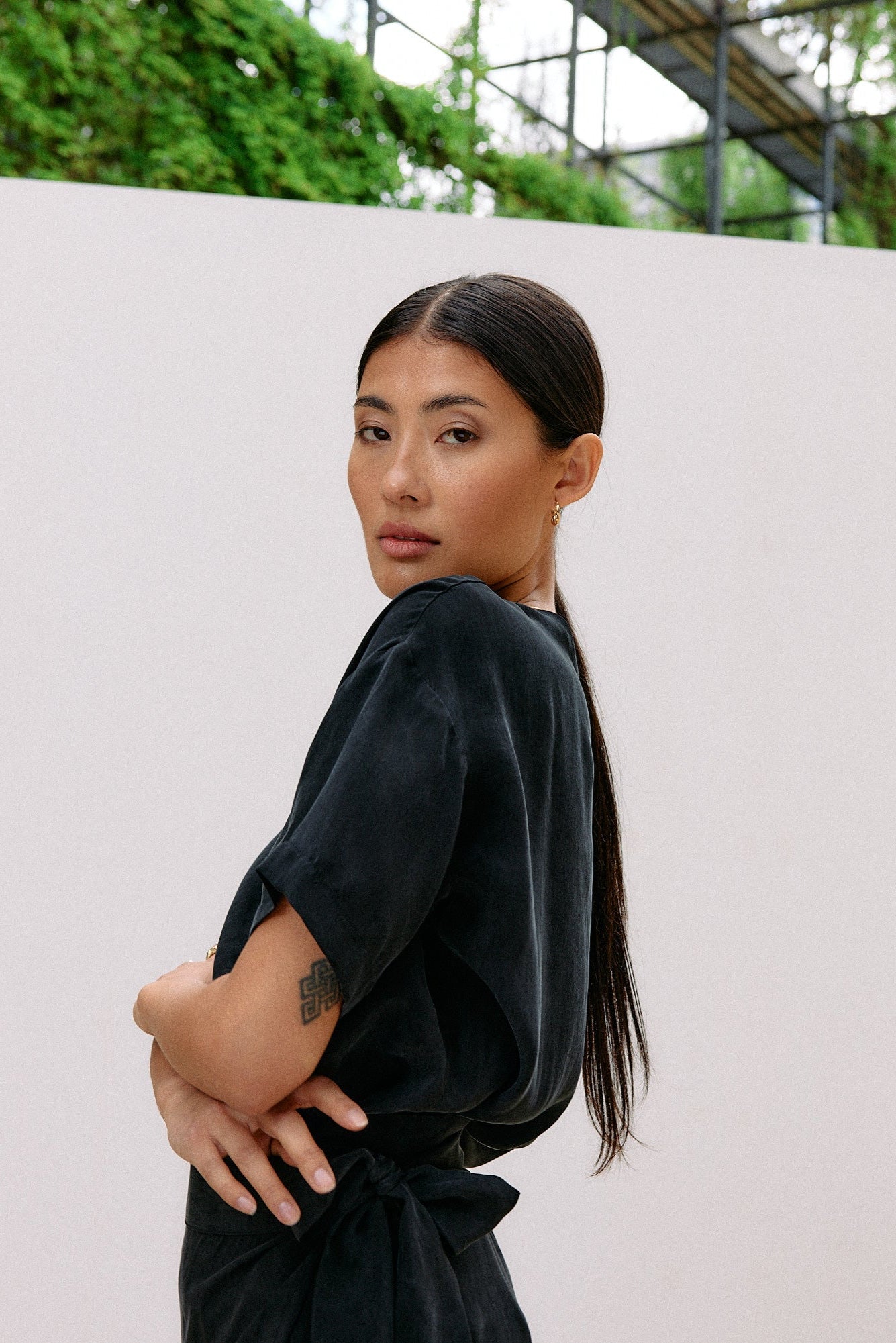 Woven Cupro Reversible Top - graphite - von Moya Kala