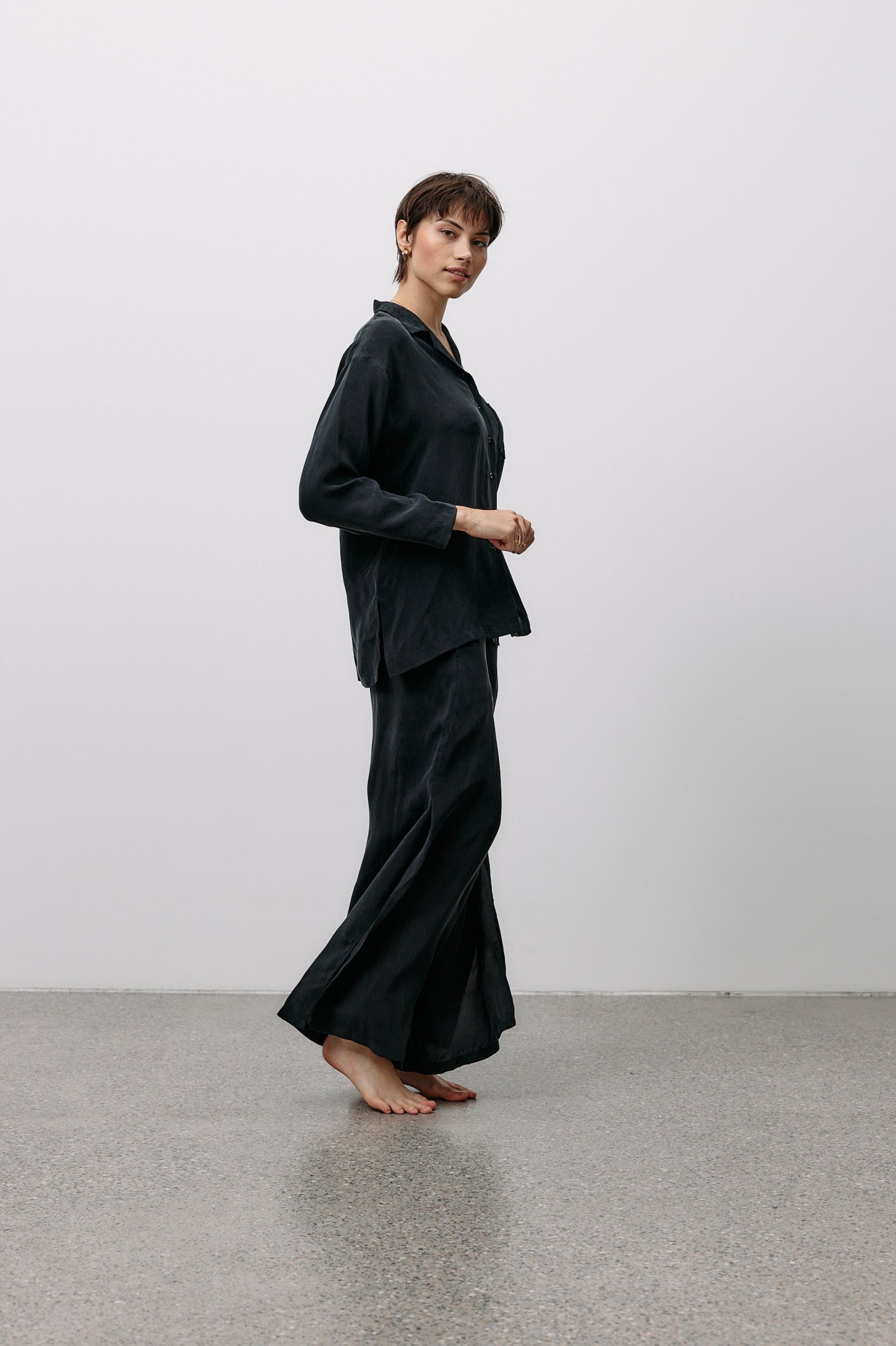 Woven Cupro Leisure Pants - graphite - von Moya Kala