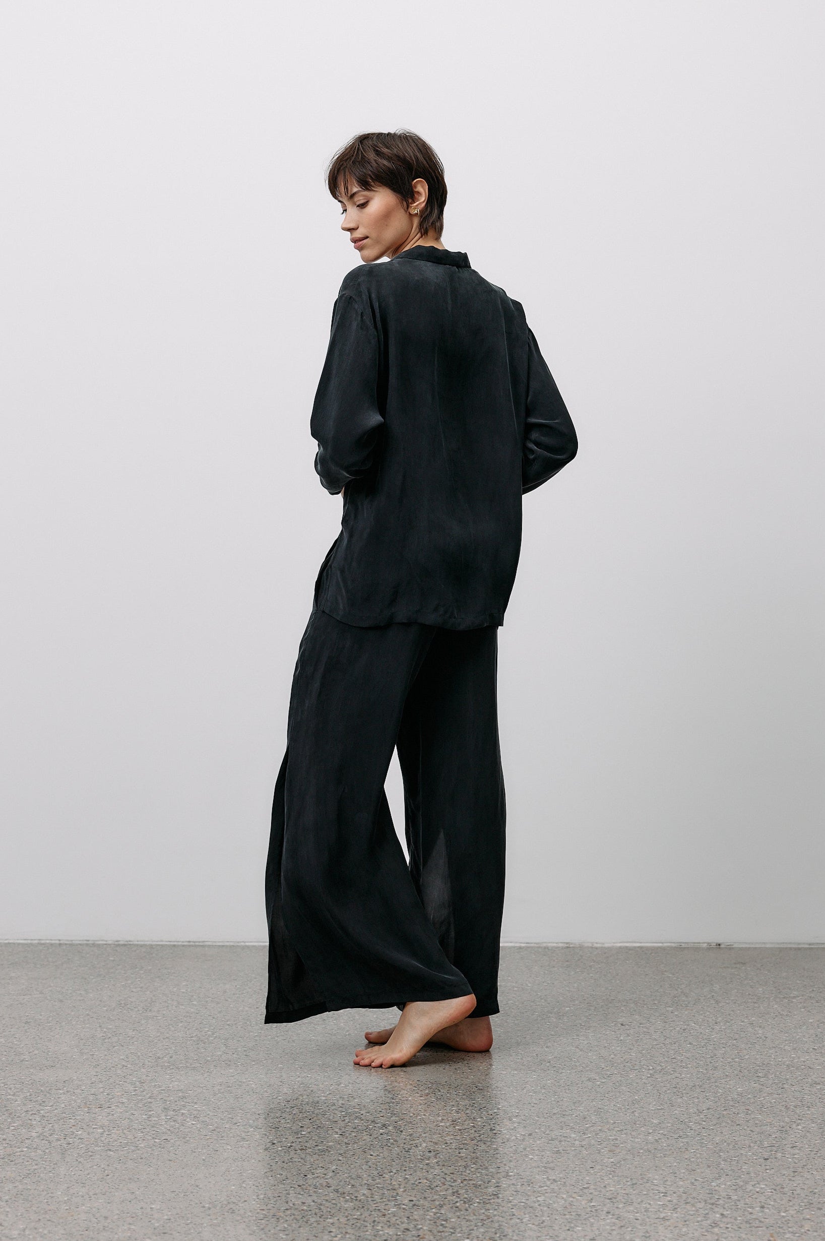 Woven Cupro Leisure Pants - graphite - von Moya Kala